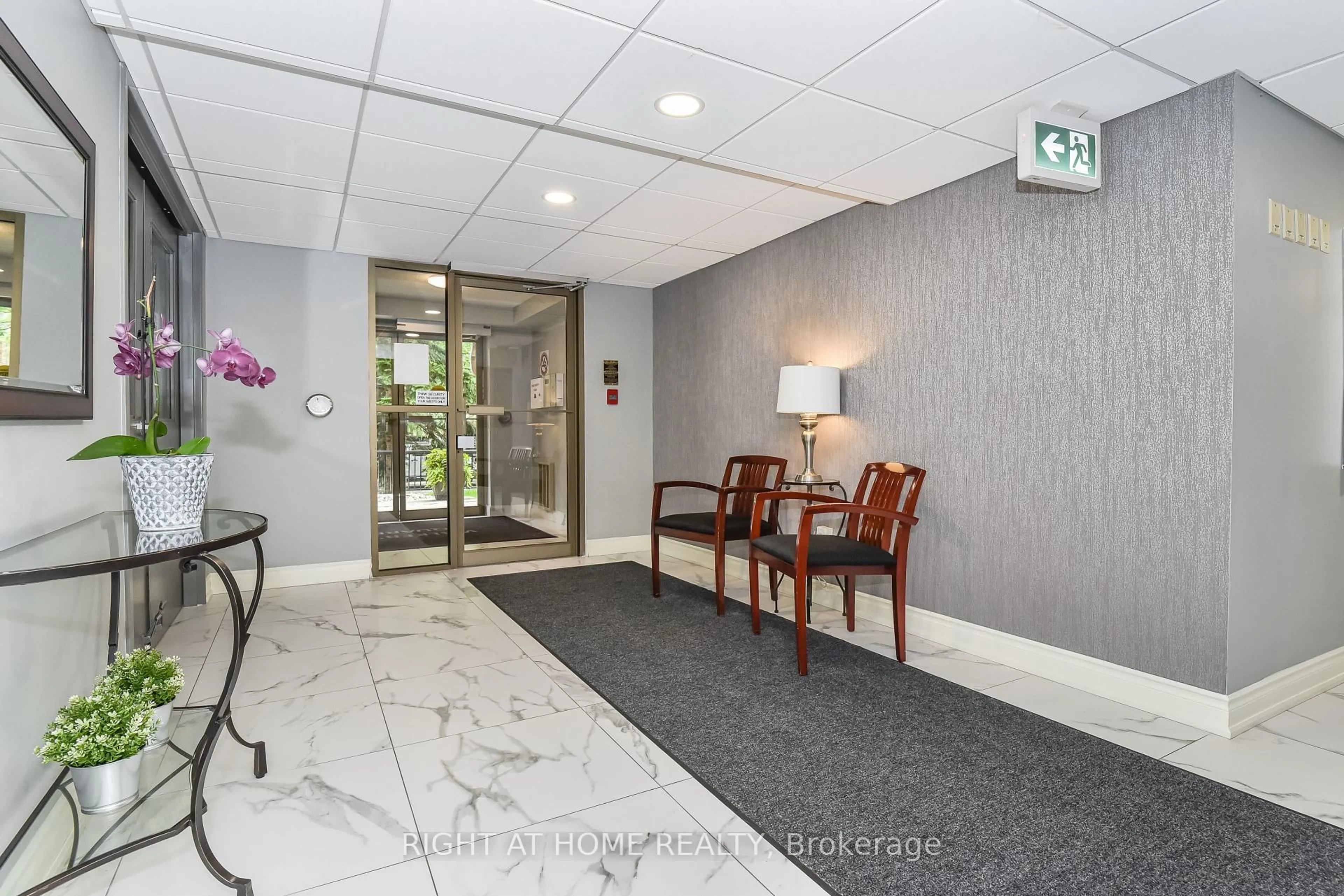 Indoor foyer for 3499 Upper Middle Rd #404, Burlington Ontario L7M 4M7
