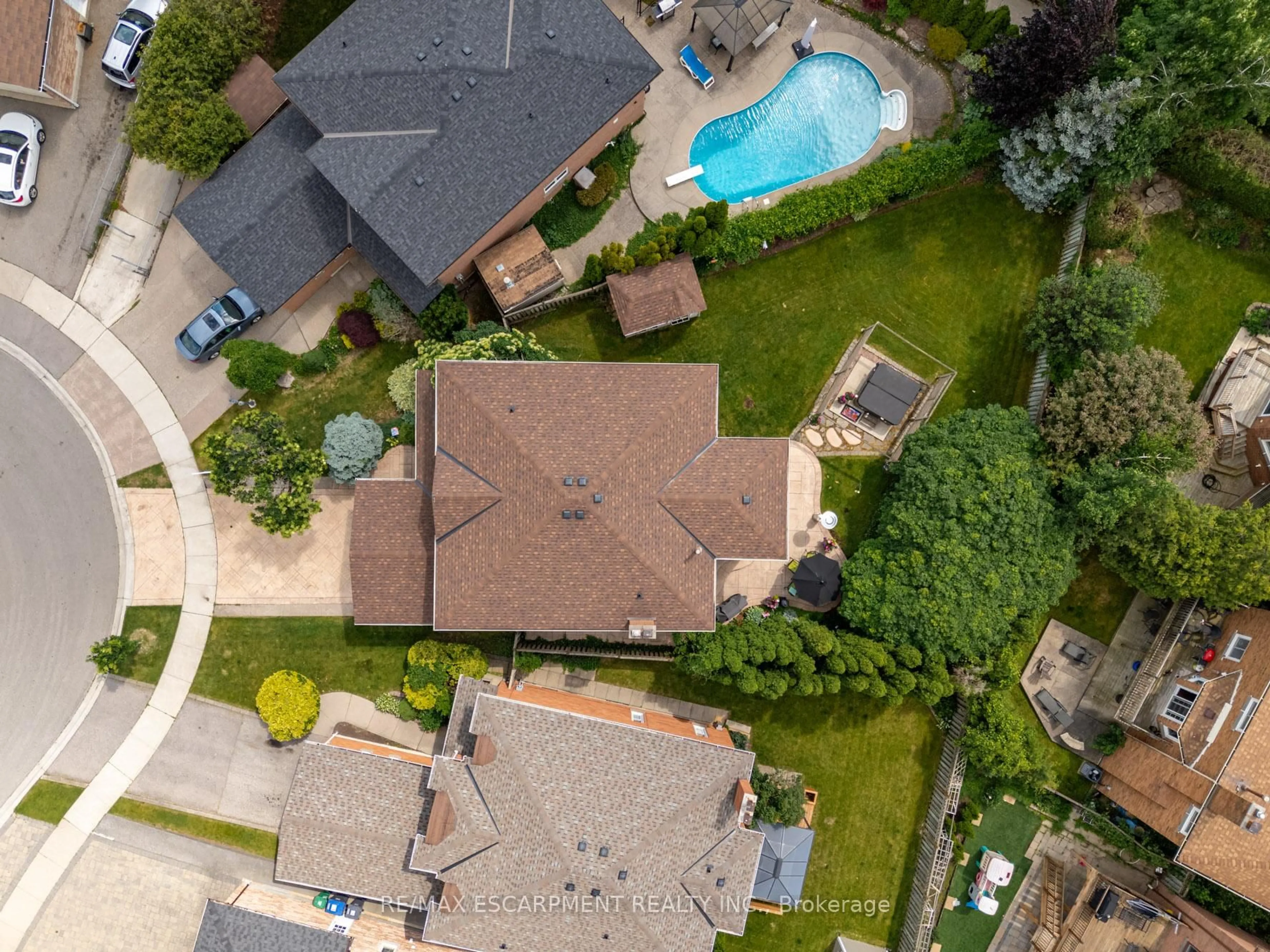 A pic from outside/outdoor area/front of a property/back of a property/a pic from drone, street for 2054 Teeside Crt, Mississauga Ontario L5M 3E5