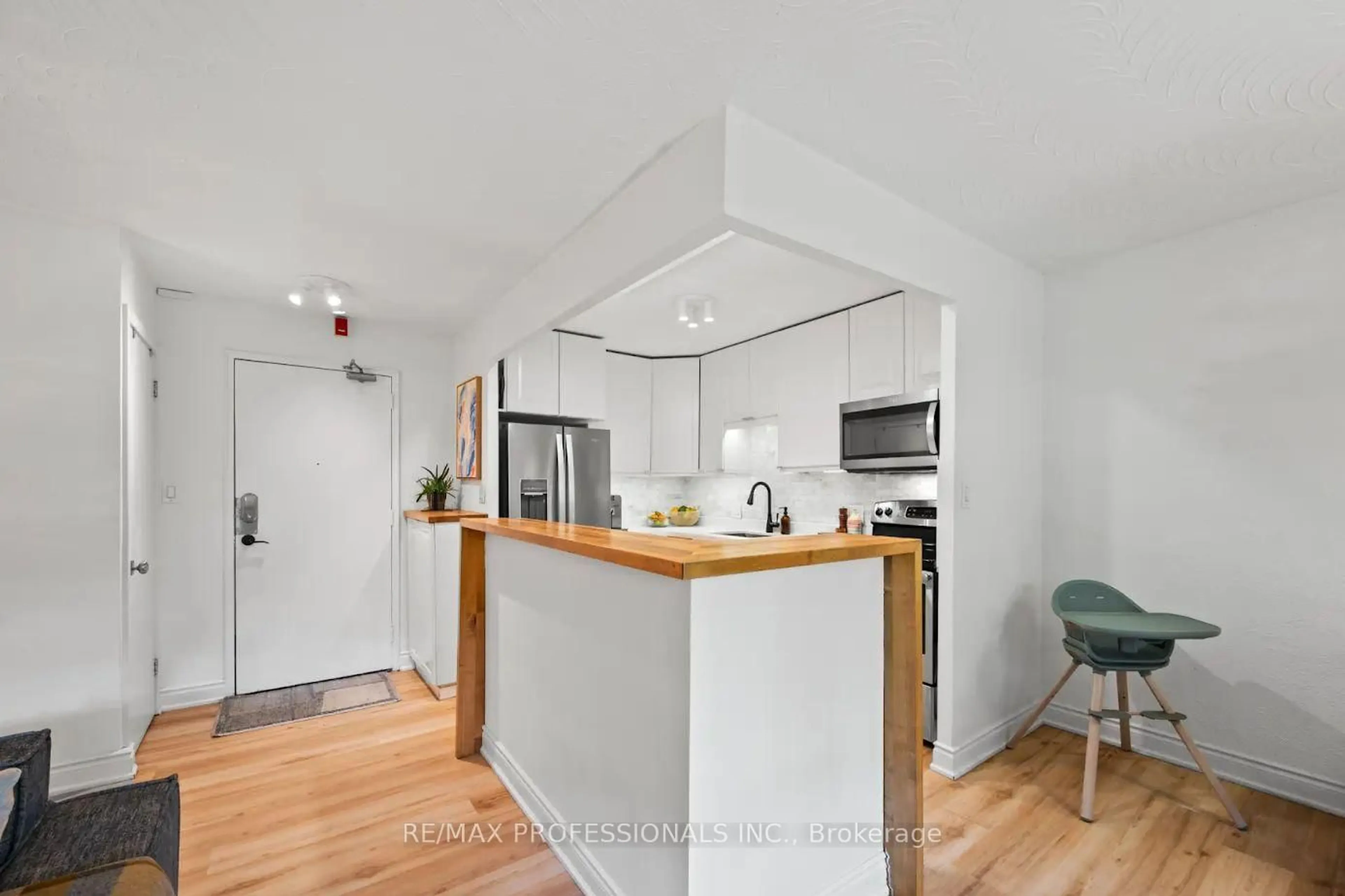 Open concept kitchen, unknown for 80 Coe Hill Dr #4, Toronto Ontario M6S 3C9