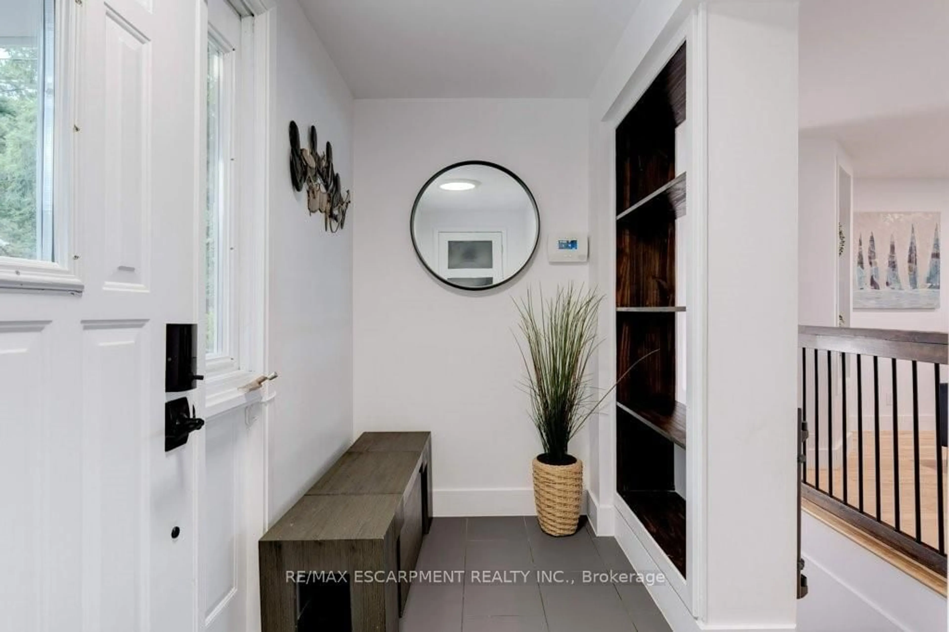 Indoor entryway for 636 West Oval Dr, Burlington Ontario L7T 1B9