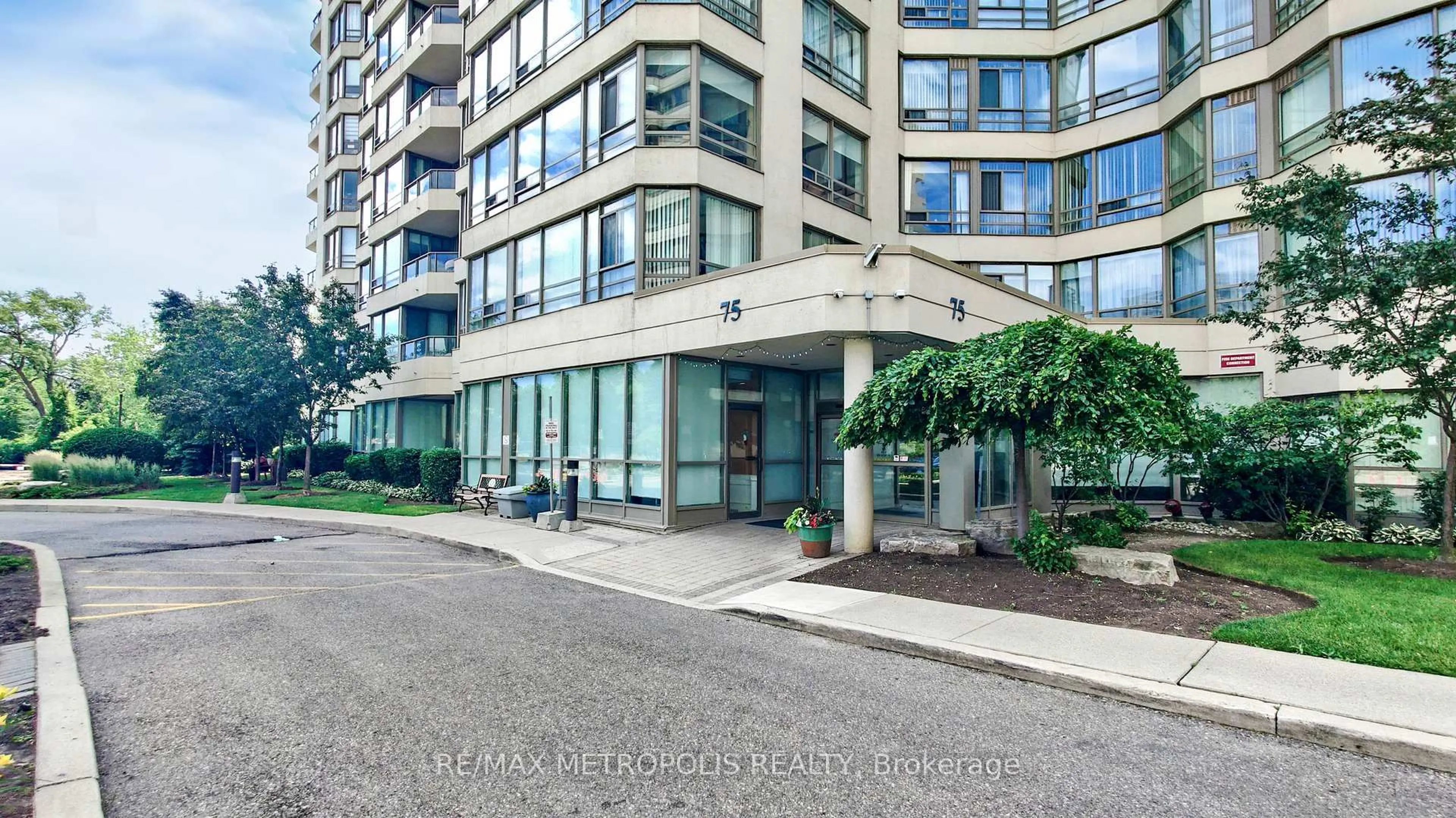 Indoor foyer for 75 King St #1202, Mississauga Ontario L5A 4G5