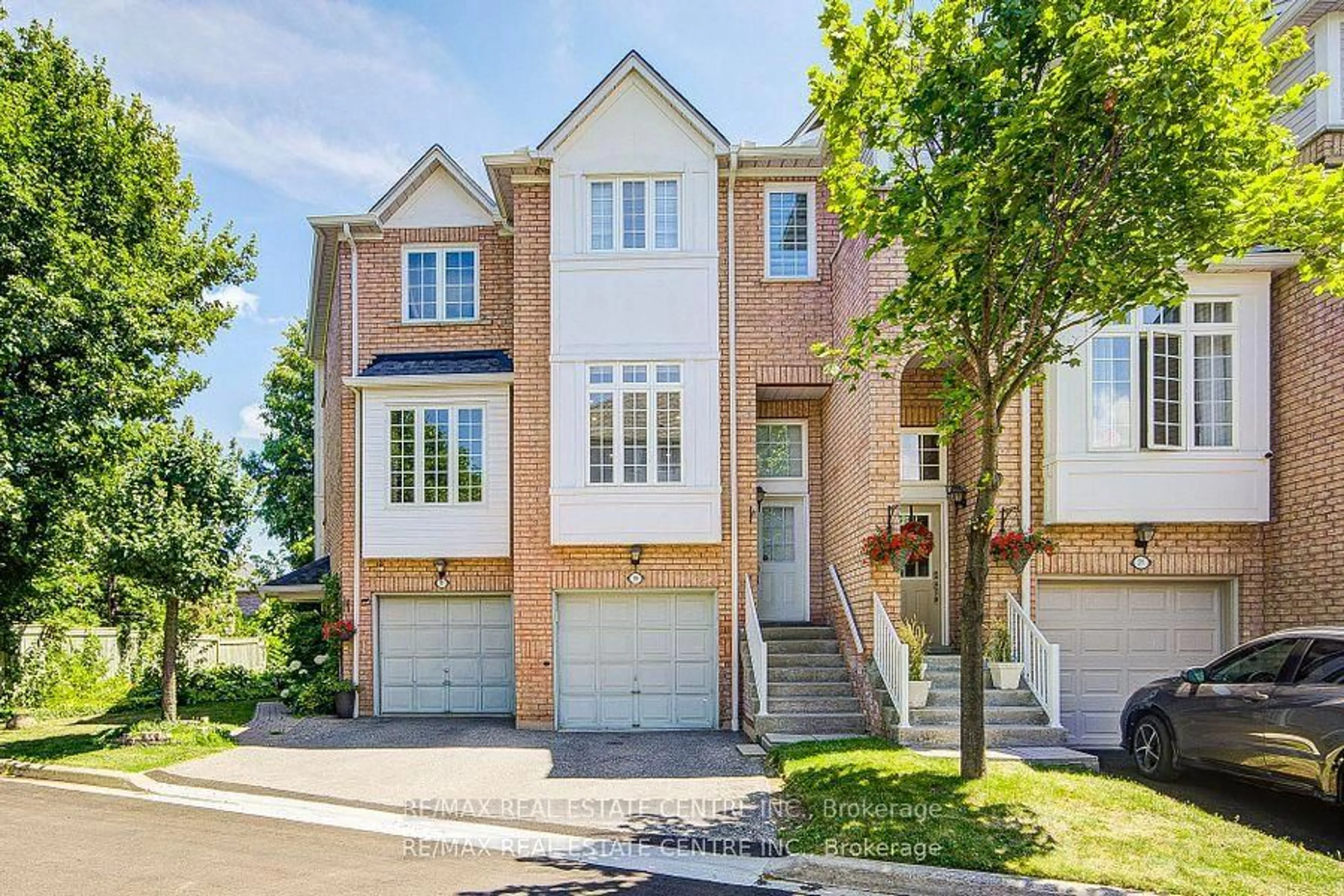 Home with brick exterior material, street for 280 Hillcrest Ave #19, Mississauga Ontario L5B 4L3