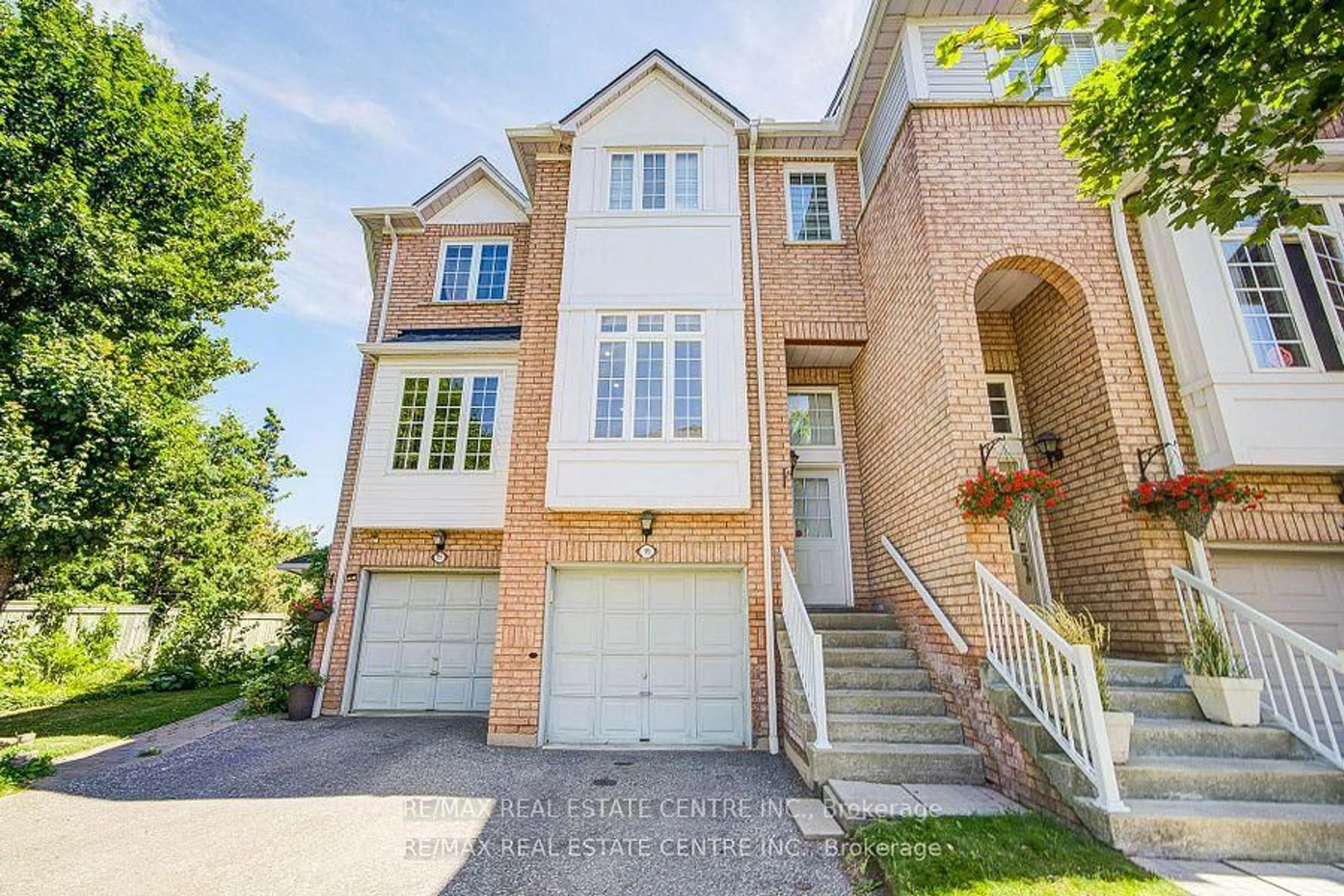 Home with brick exterior material, street for 280 Hillcrest Ave #19, Mississauga Ontario L5B 4L3