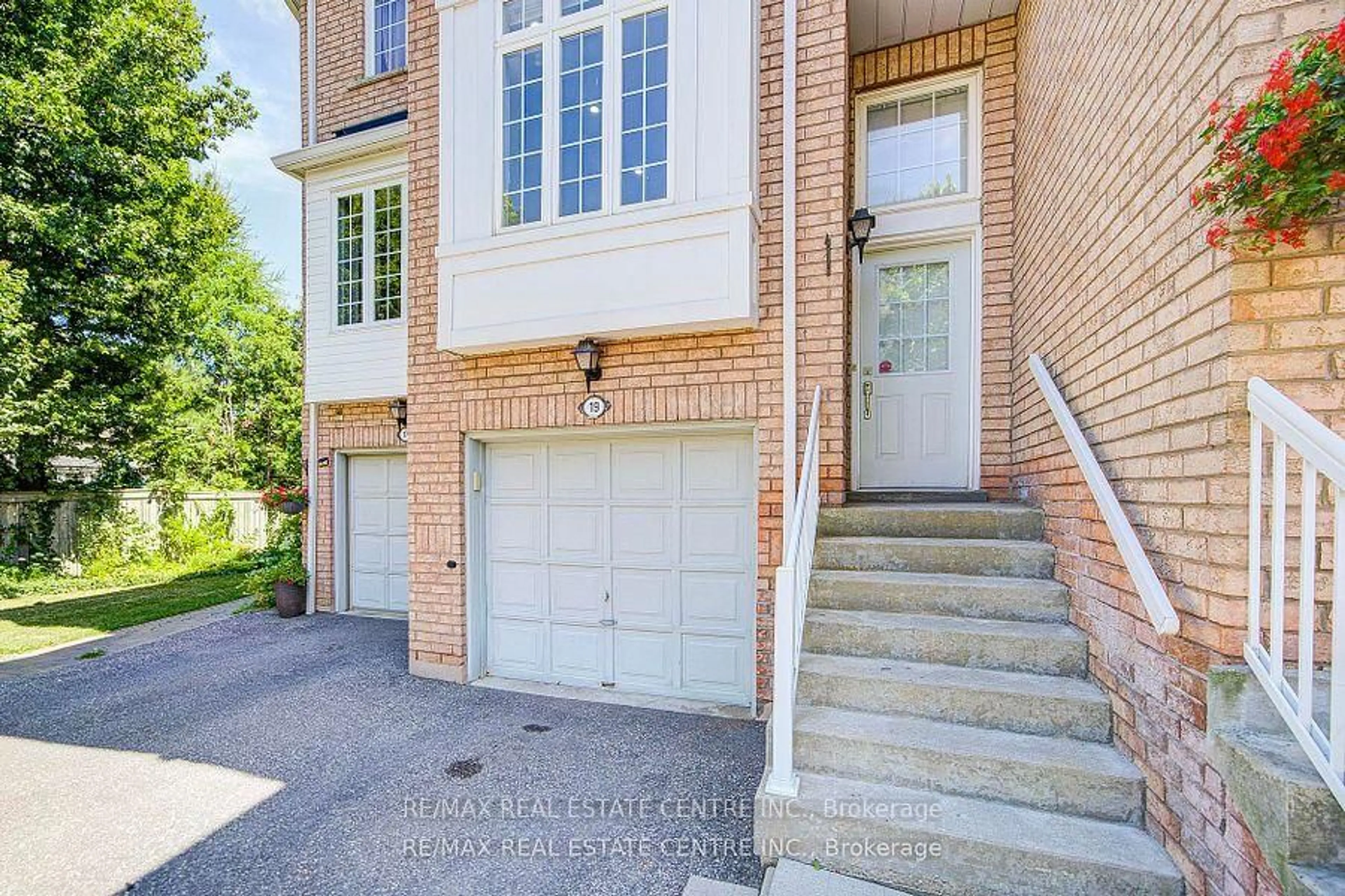 Home with brick exterior material, street for 280 Hillcrest Ave #19, Mississauga Ontario L5B 4L3