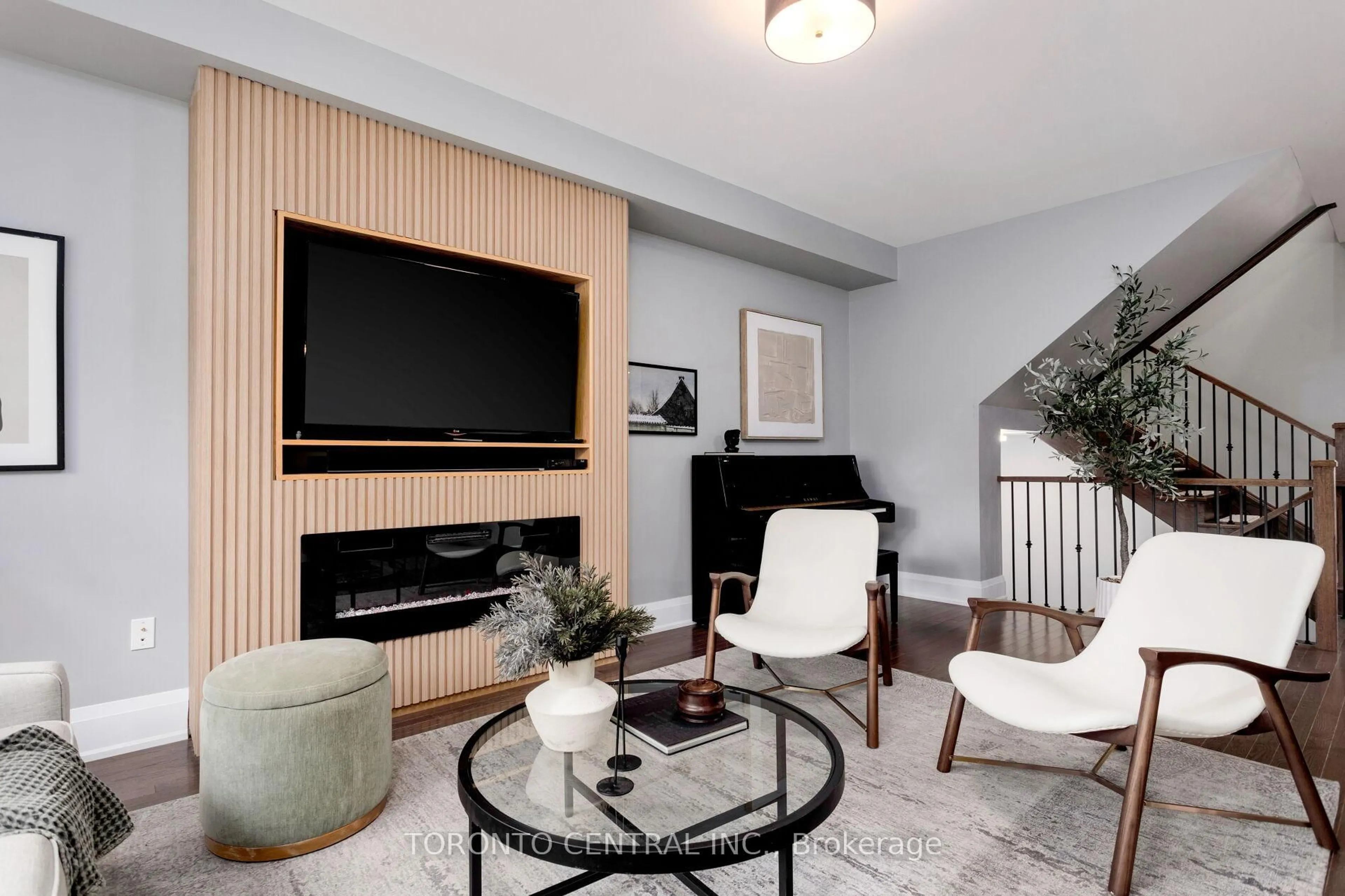 Living room with furniture, unknown for 9 Chimney Swift Crt, Toronto Ontario M9B 0C6