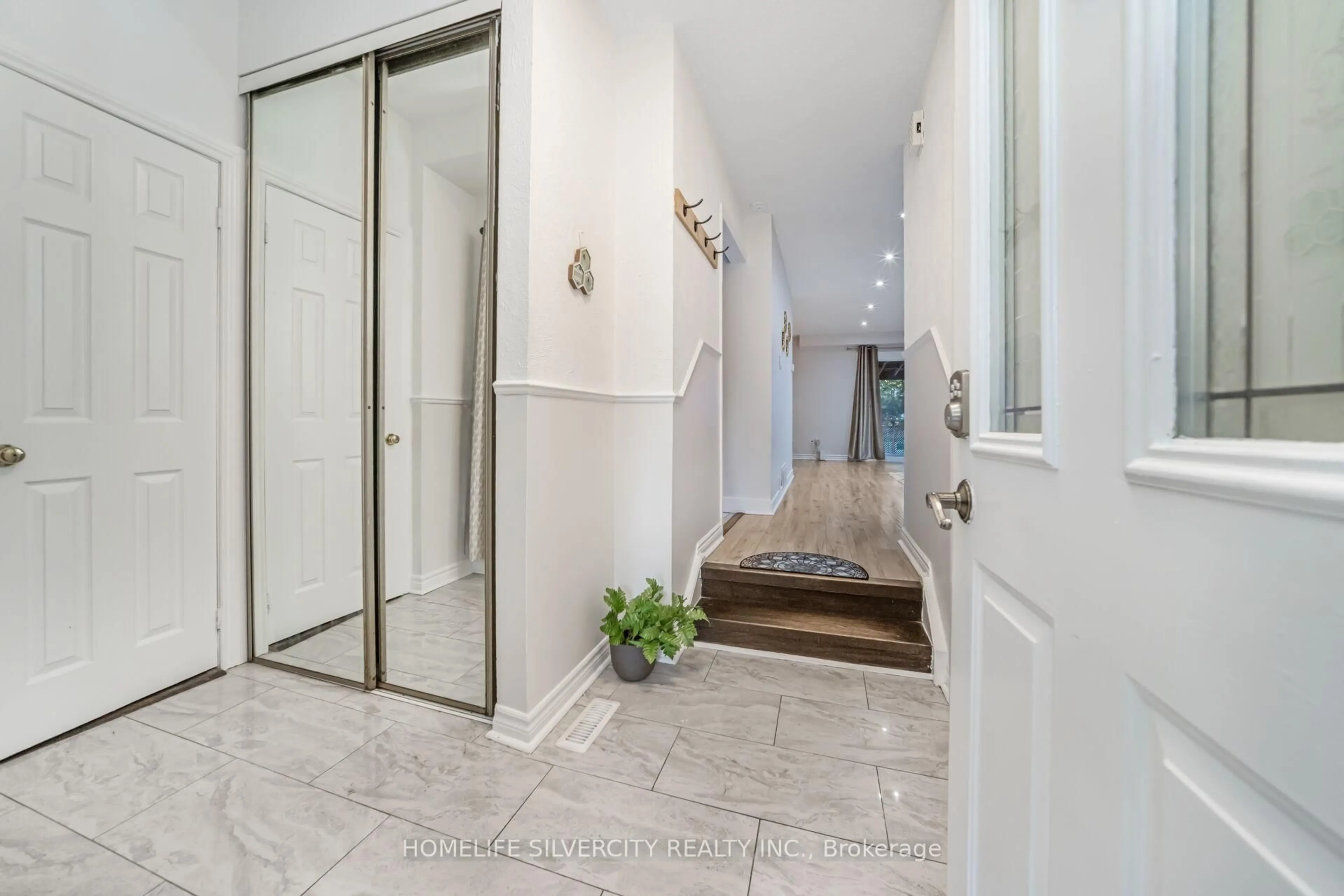 Indoor entryway for 23 Judith Cres, Brampton Ontario L6S 3J3