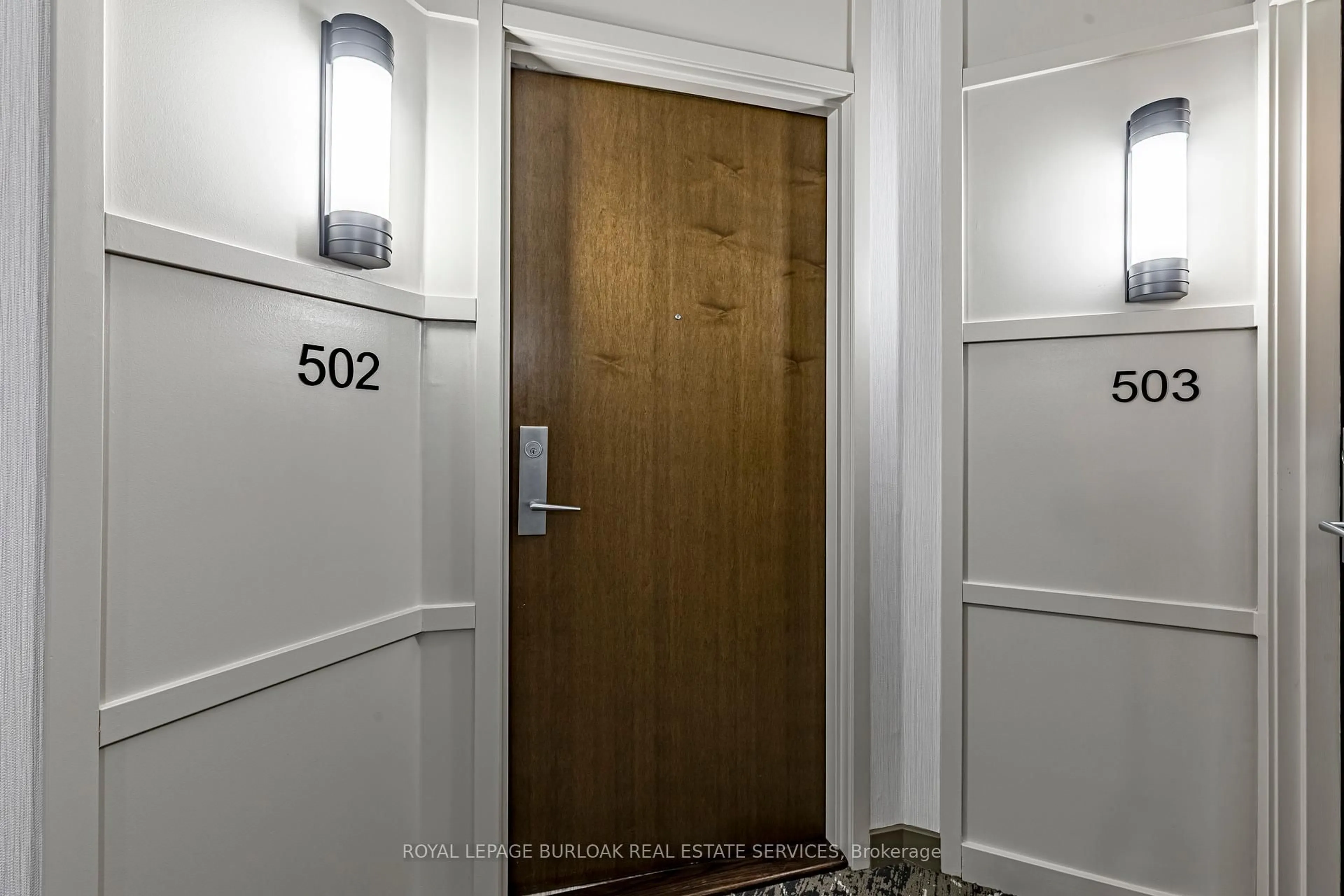 Indoor foyer for 1055 Southdown Rd #502, Mississauga Ontario L5J 0A3