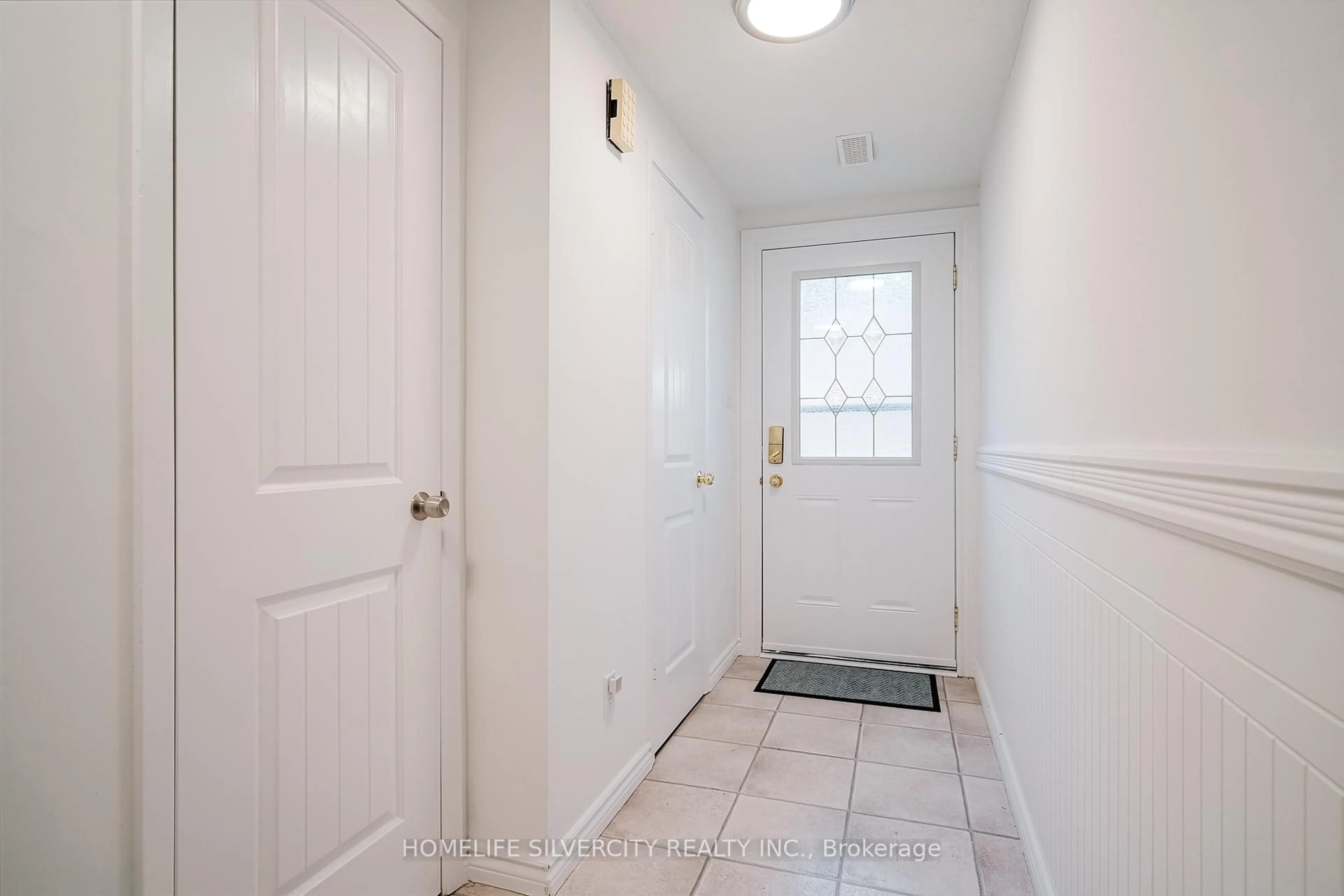 Indoor entryway for 235 Bronte St #57, Milton Ontario L9T 3V8