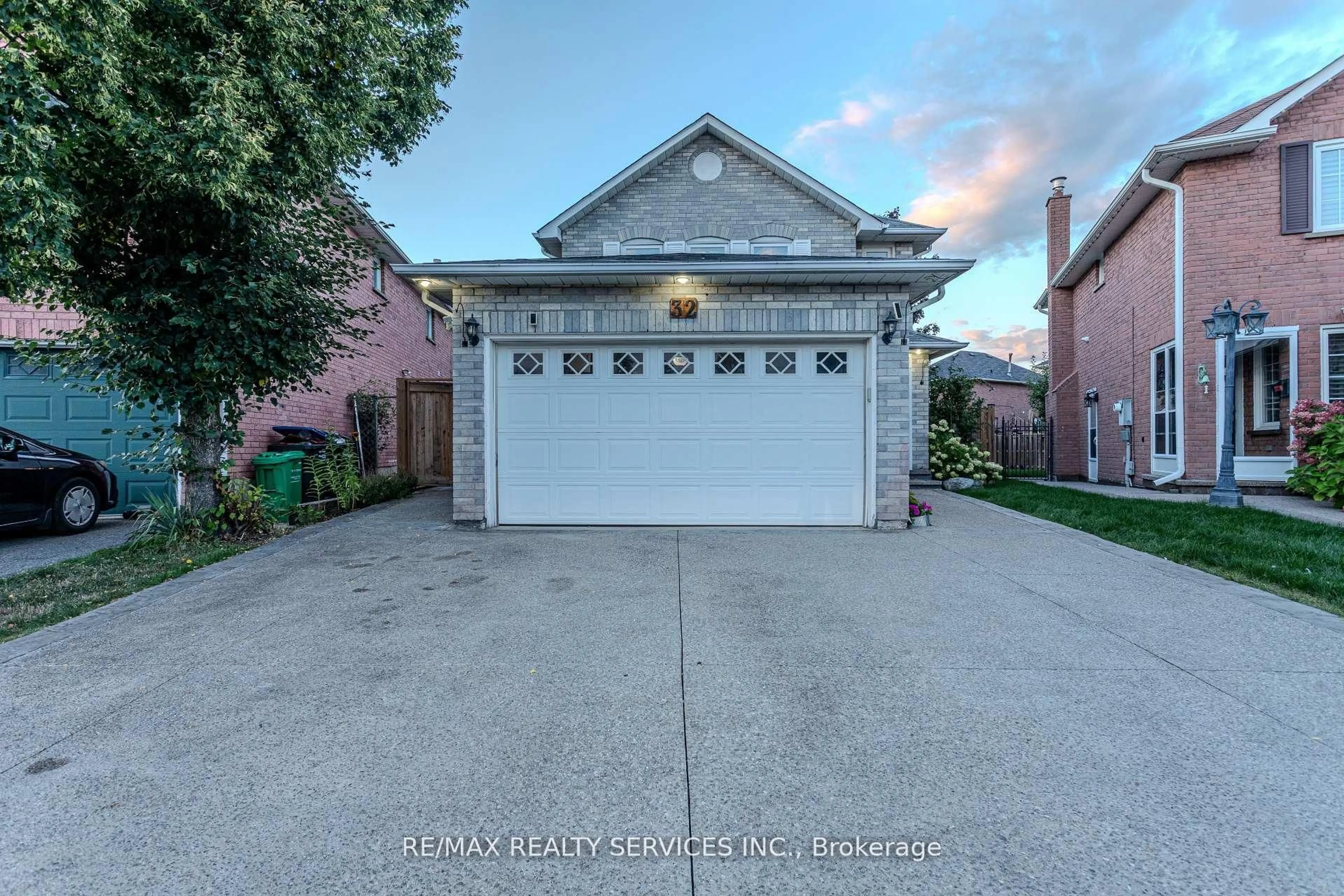 Indoor garage for 32 Heddon Crt, Brampton Ontario L6Z 4H2