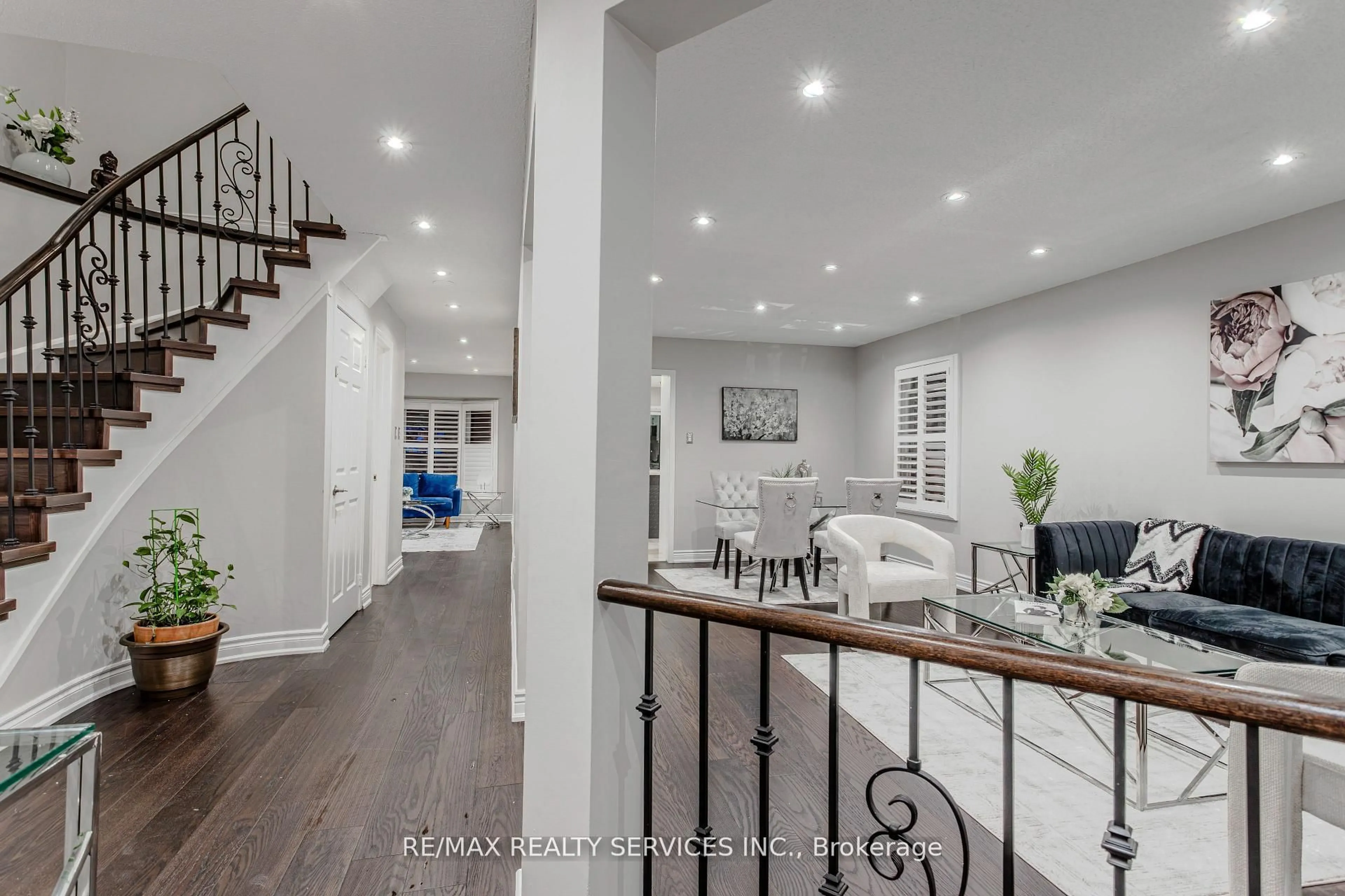 Indoor entryway for 32 Heddon Crt, Brampton Ontario L6Z 4H2