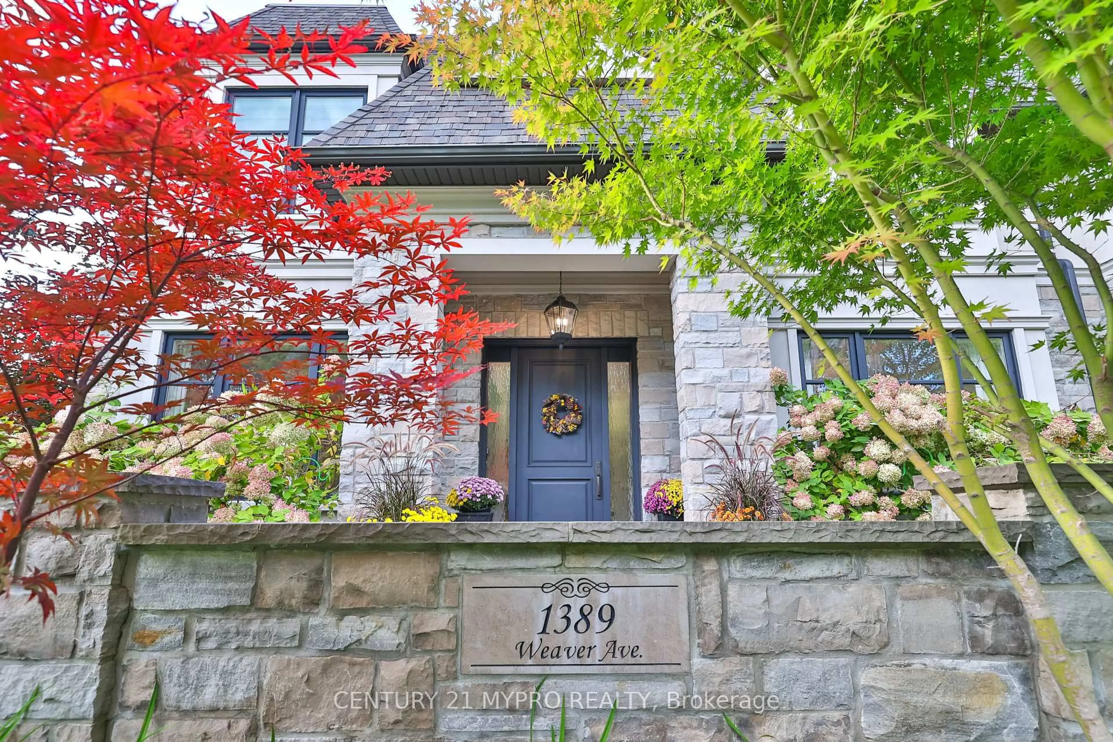 Indoor entryway for 1389 Weaver Ave, Oakville Ontario L6J 2L6