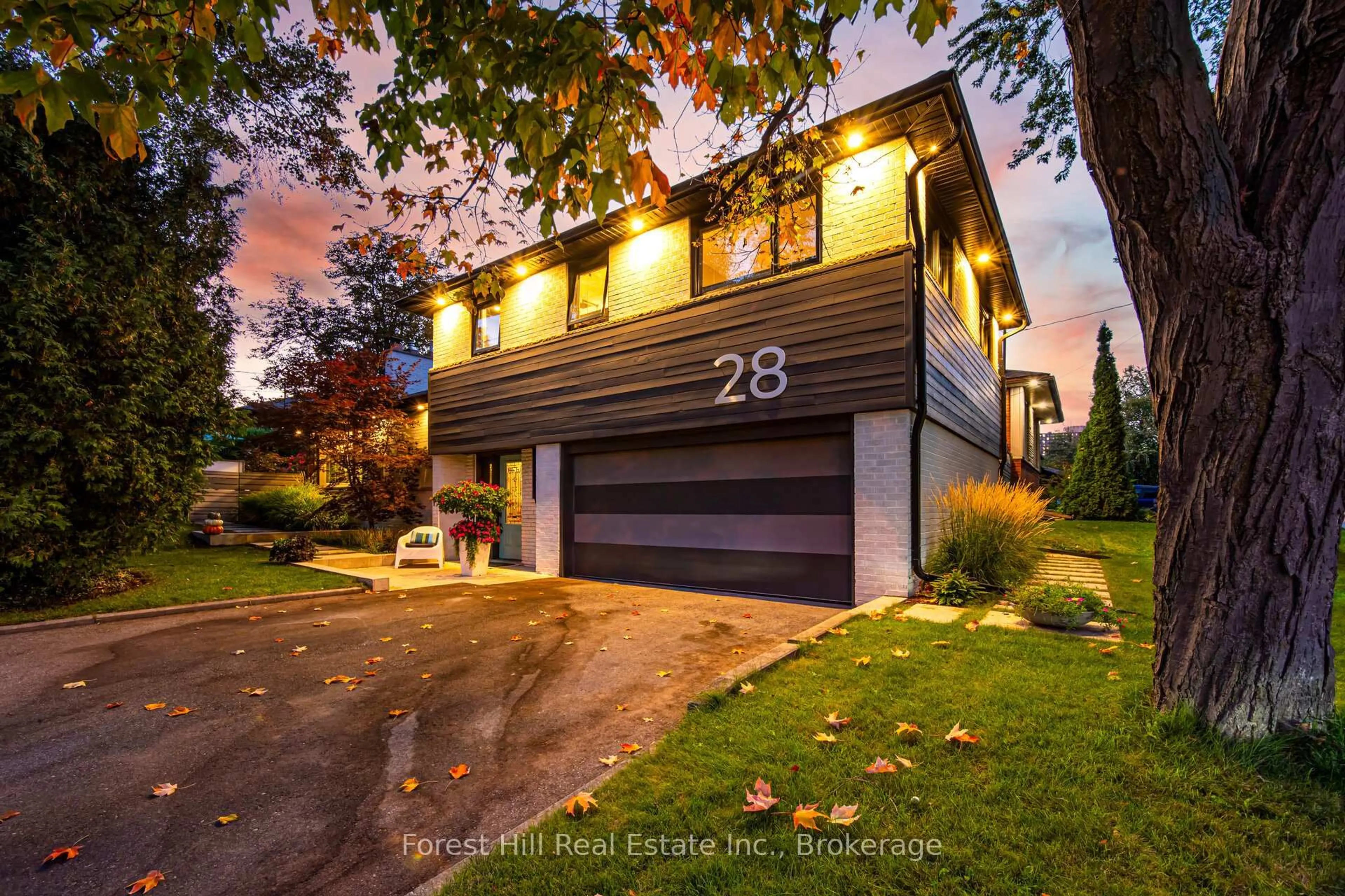 Home with vinyl exterior material, street for 28 Decarie Circ, Toronto Ontario M9B 3H9