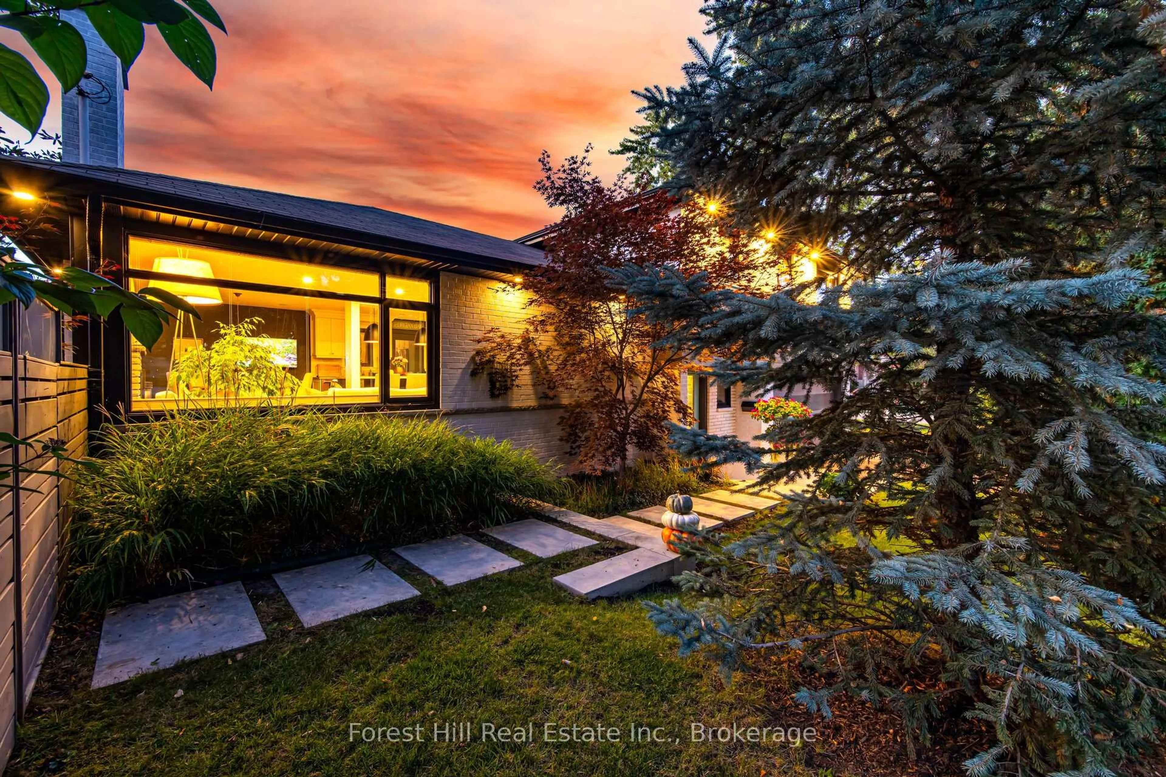 Patio, street for 28 Decarie Circ, Toronto Ontario M9B 3H9