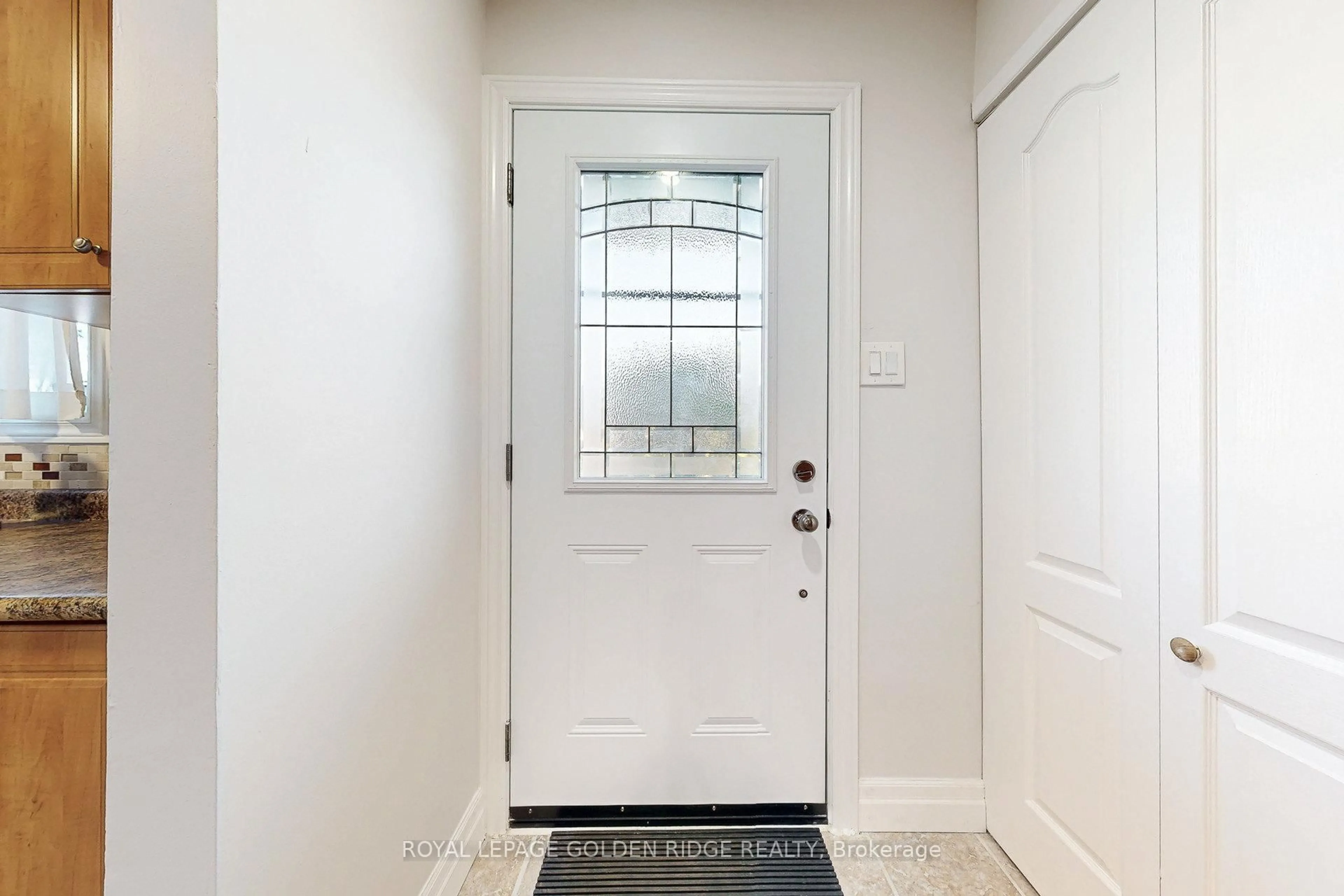 Indoor entryway for 24 Hillbank Tr, Brampton Ontario L6S 1P6