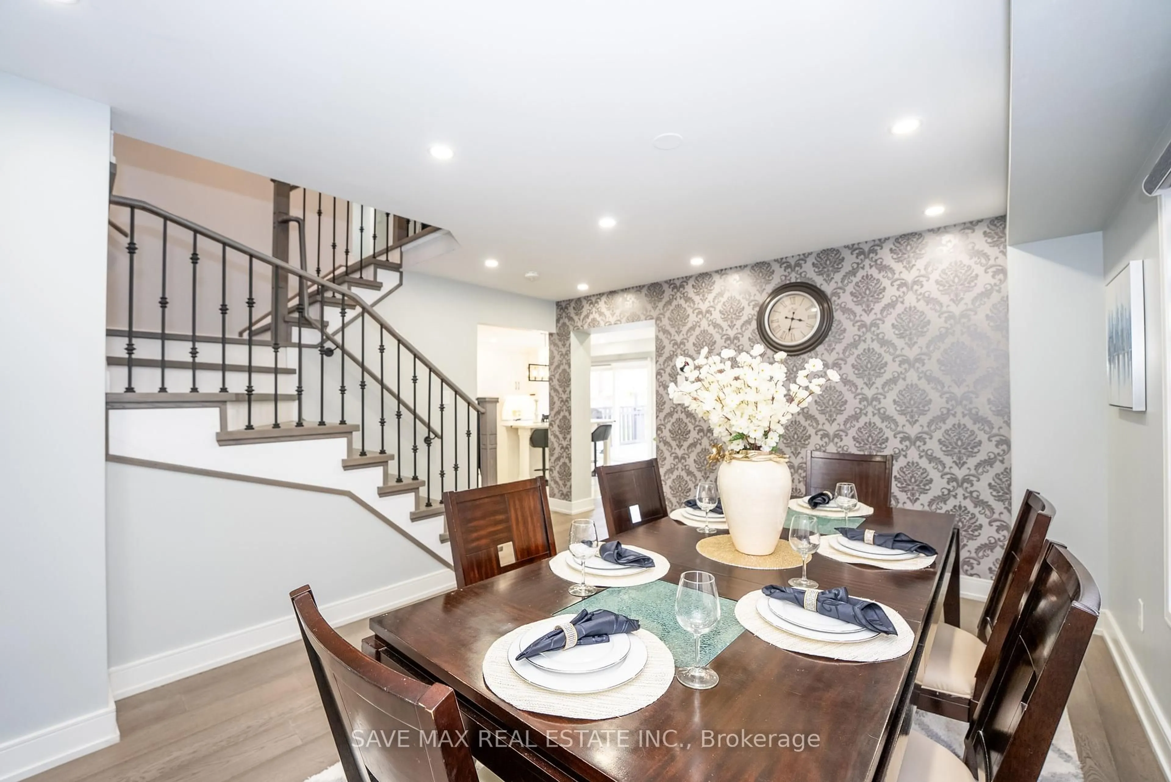 Dining room, unknown for 100 Crown Victoria Dr, Brampton Ontario L7A 3X6