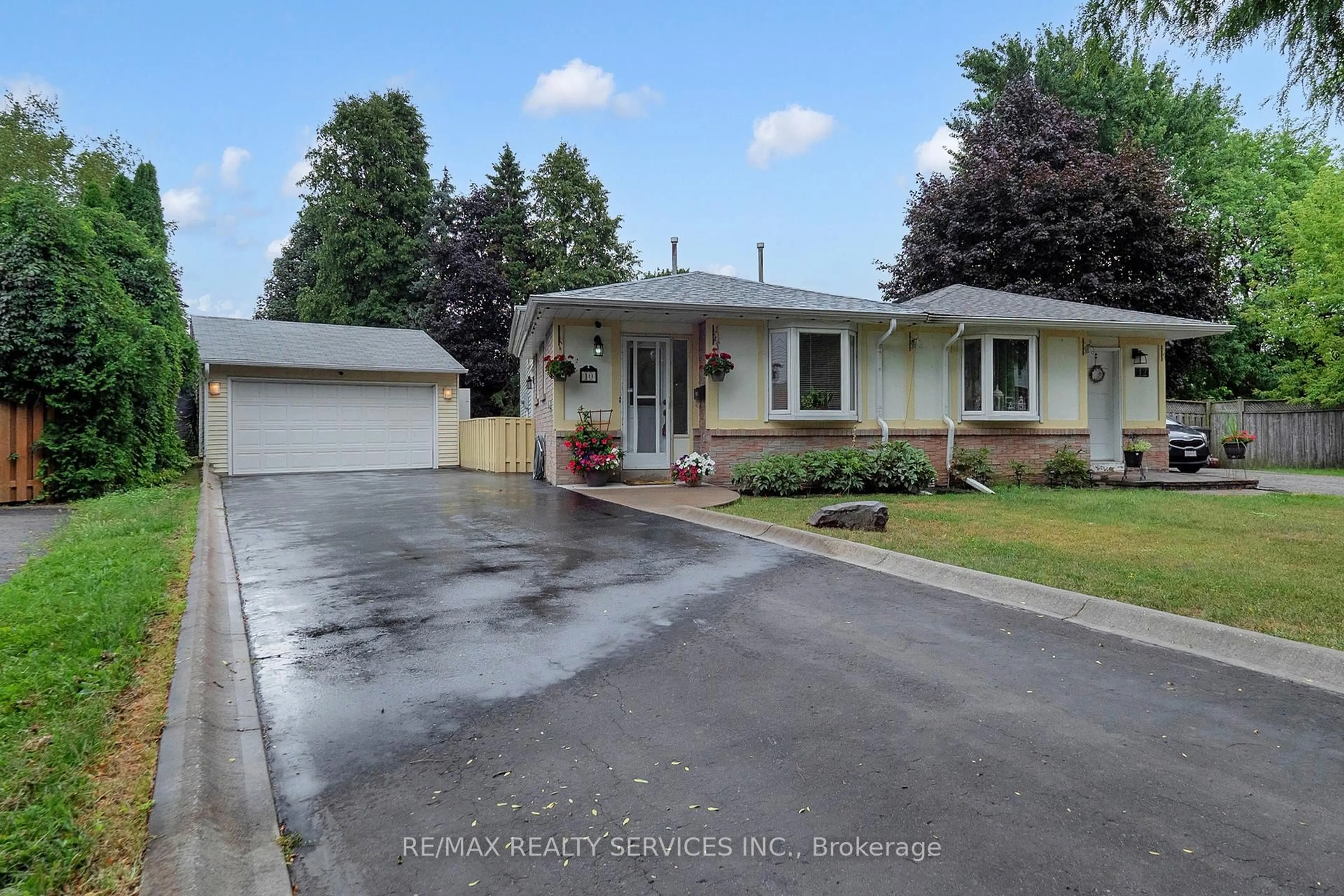 Home with vinyl exterior material, street for 10 Minton Pl, Brampton Ontario L6S 2S7