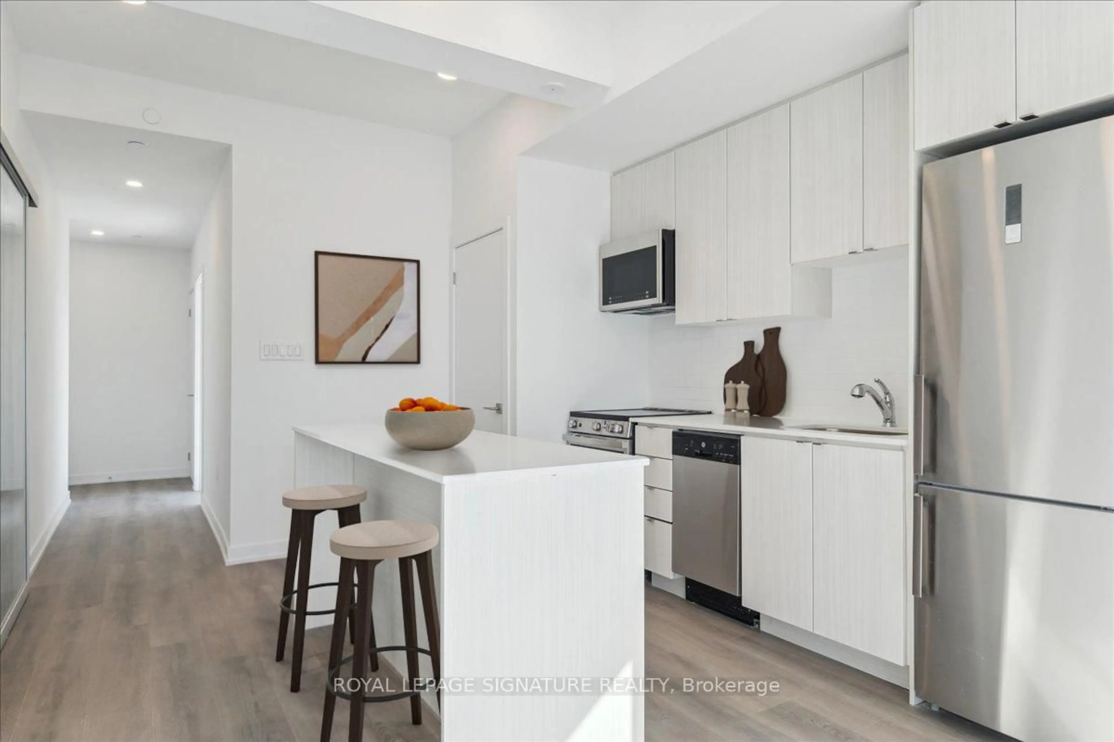 Unknown for 2433 Dufferin St #701, Toronto Ontario M6E 3T3