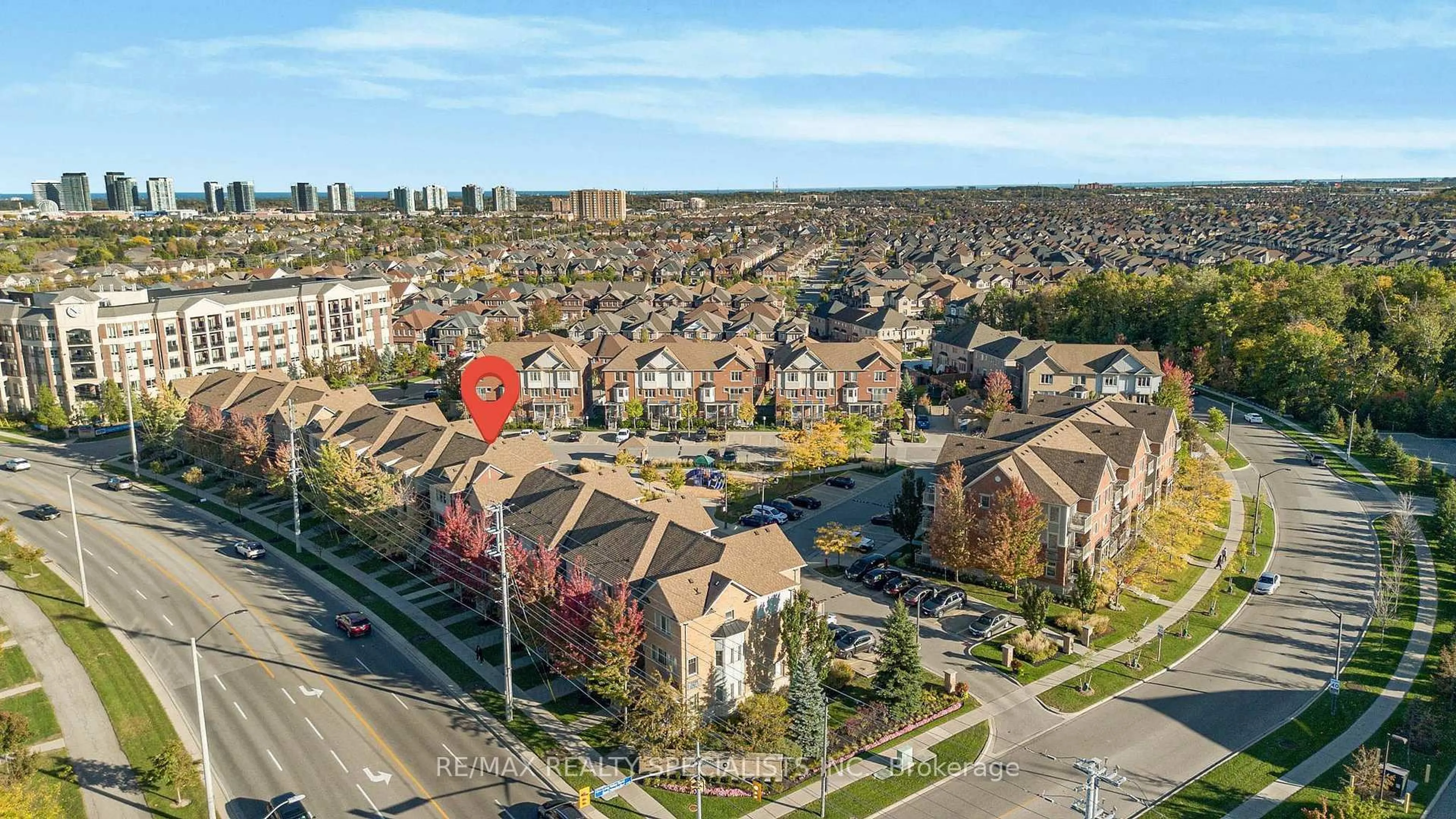 A pic from outside/outdoor area/front of a property/back of a property/a pic from drone, city buildings view from balcony for 3100 Thomas St #1, Mississauga Ontario L5M 0T2