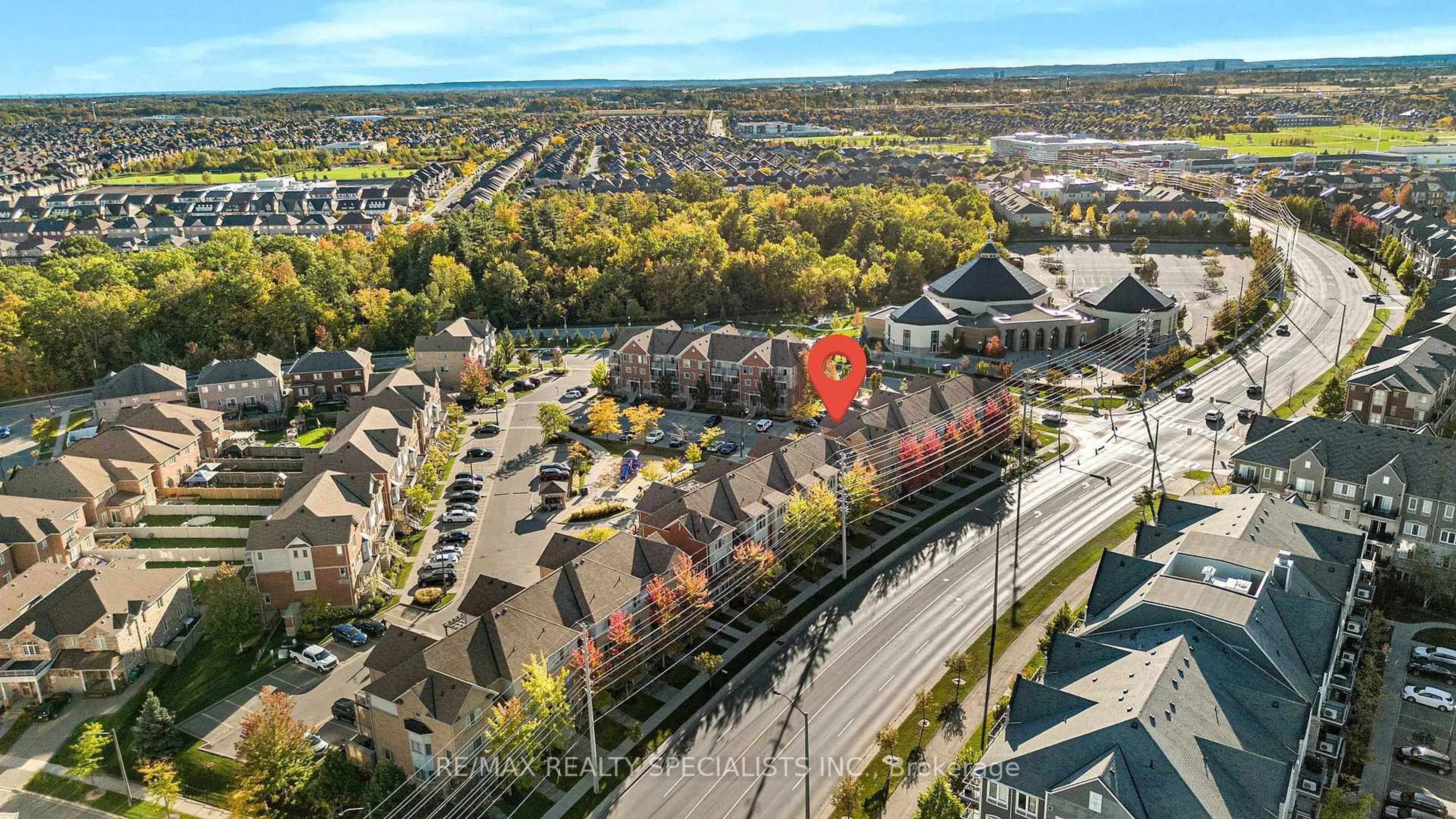 A pic from outside/outdoor area/front of a property/back of a property/a pic from drone, street for 3100 Thomas St #1, Mississauga Ontario L5M 0T2