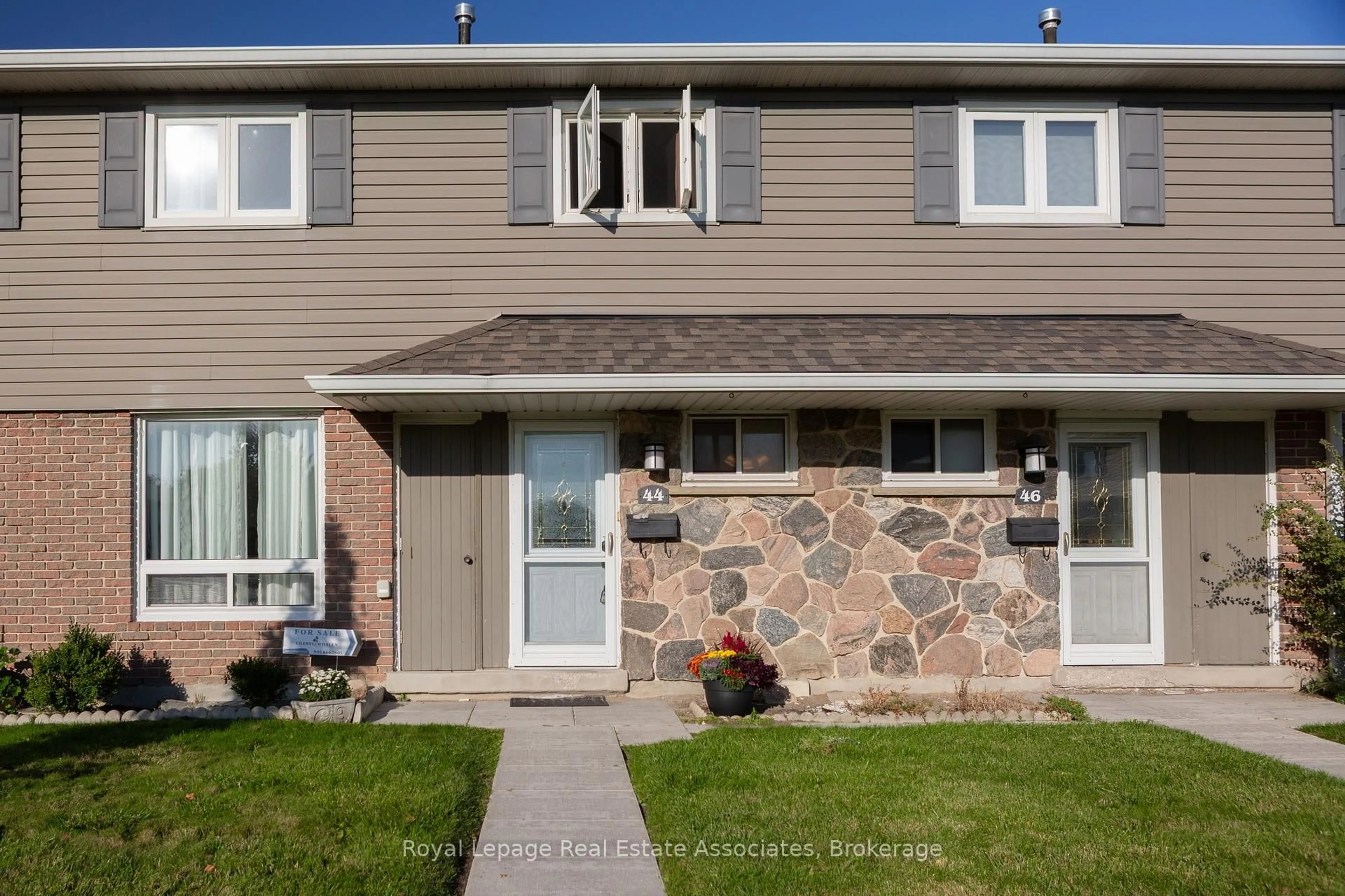 Home with vinyl exterior material, street for 44 Village Crt, Brampton Ontario L6W 1A6