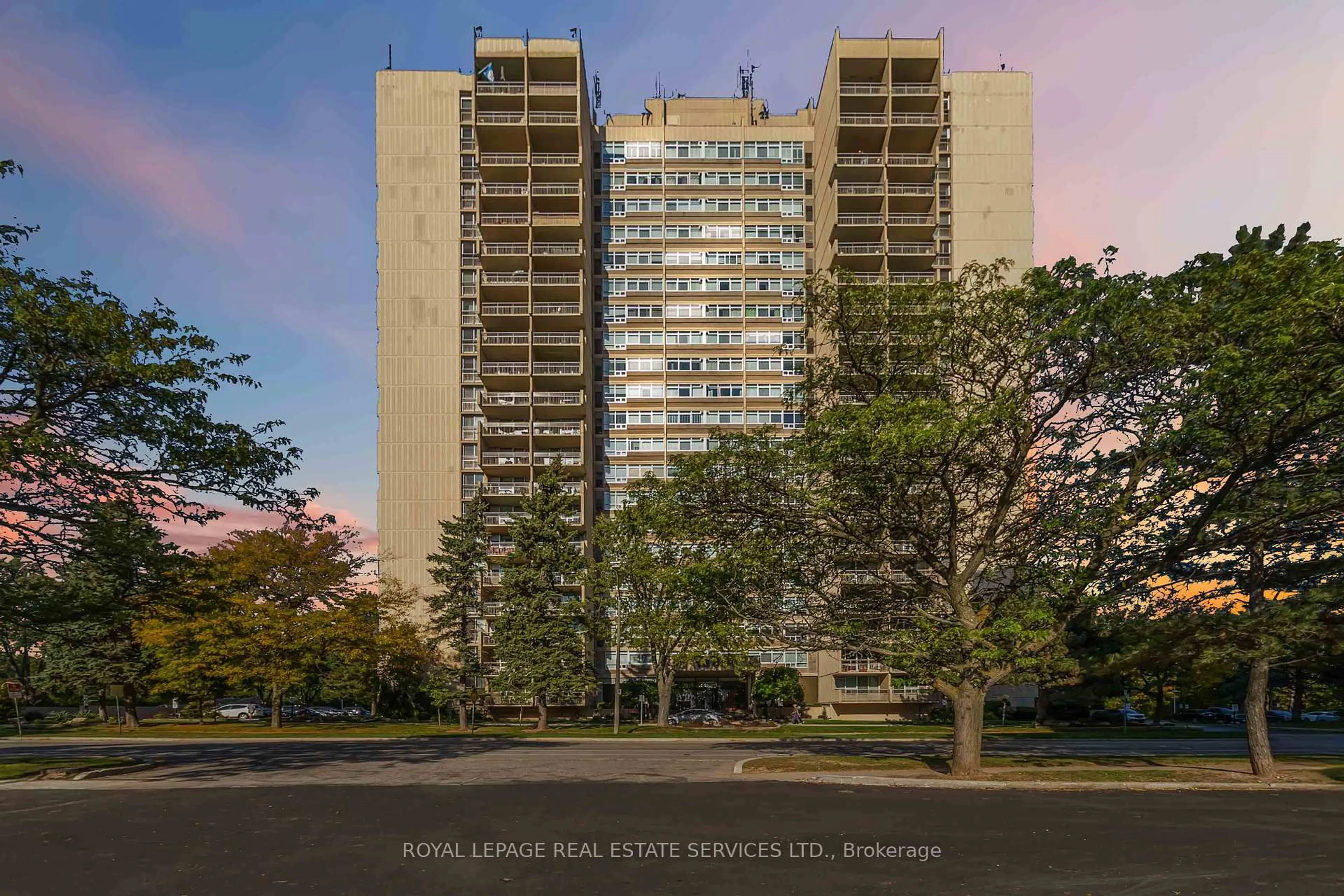 Indoor foyer for 1359 White Oaks Blvd #602, Oakville Ontario L6H 2R8