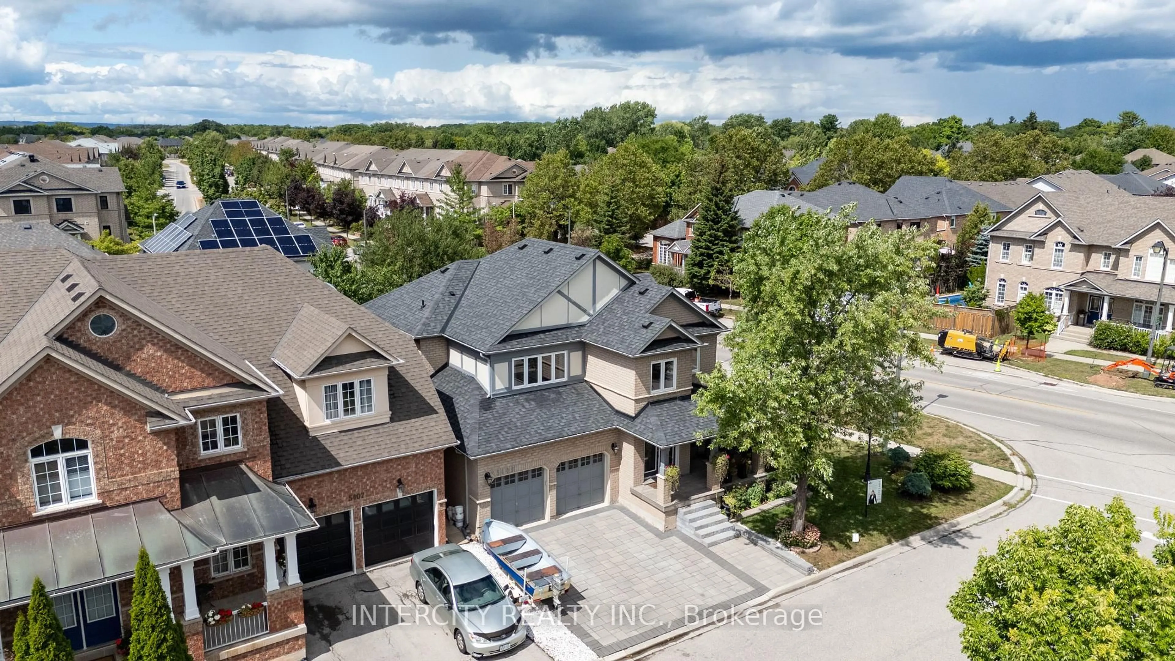 A pic from outside/outdoor area/front of a property/back of a property/a pic from drone, street for 5409 Duchess Crt, Burlington Ontario L7L 6Z4