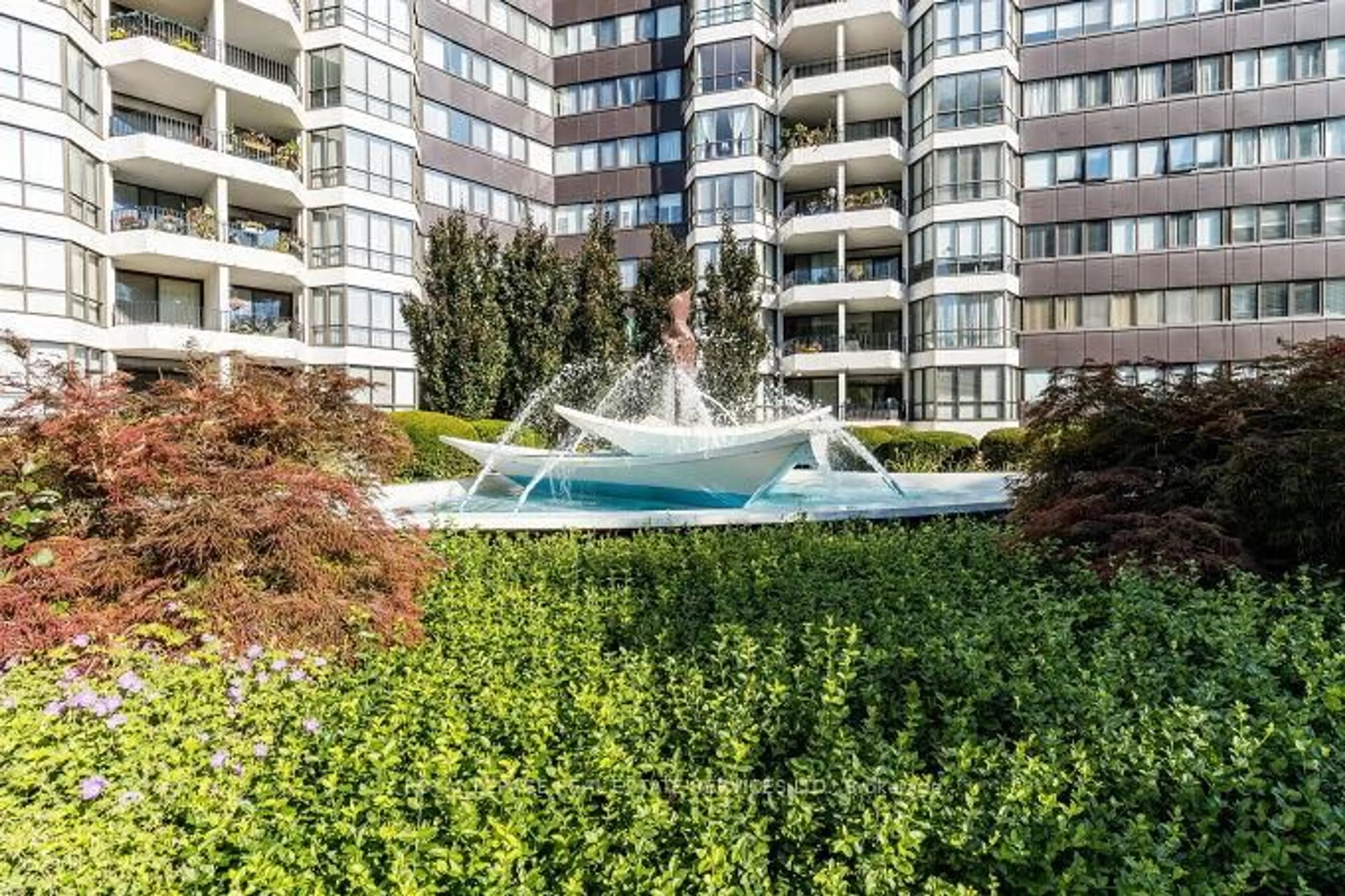 Patio, water/lake/river/ocean view for 1333 Bloor St #217, Mississauga Ontario L4Y 3T6