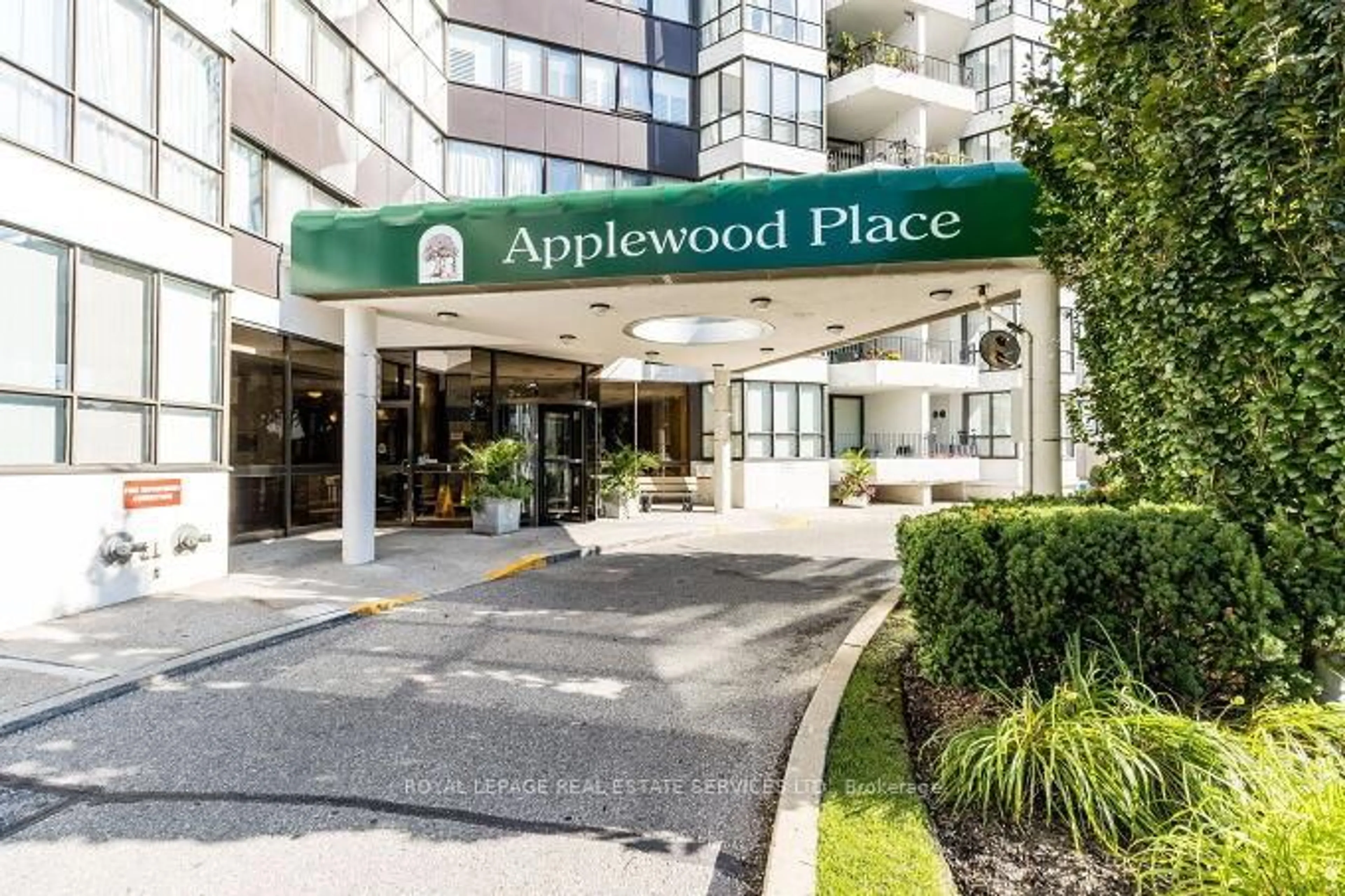 Indoor foyer for 1333 Bloor St #217, Mississauga Ontario L4Y 3T6