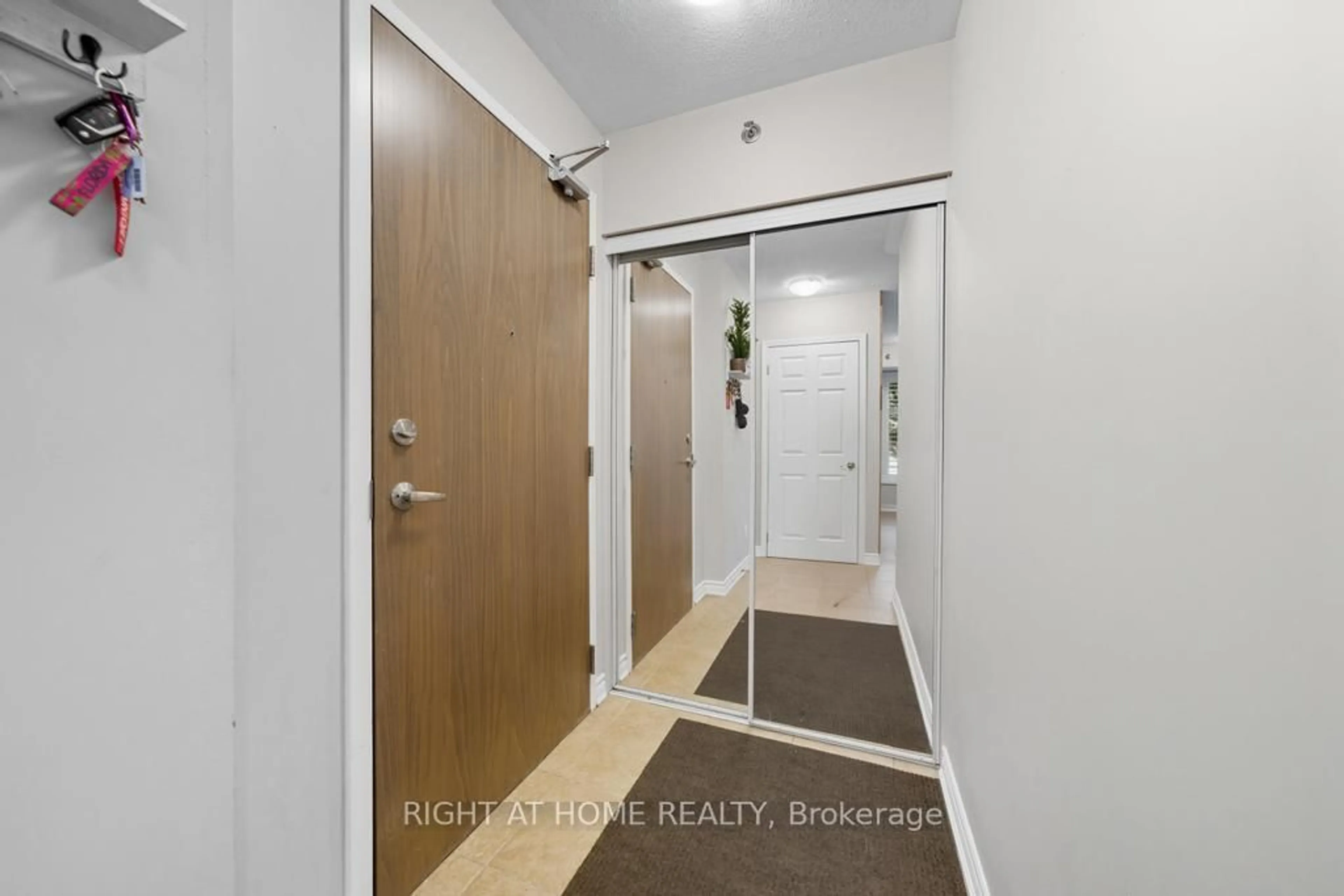 Indoor entryway for 3070 Rotary Way #121, Burlington Ontario L7M 0H1