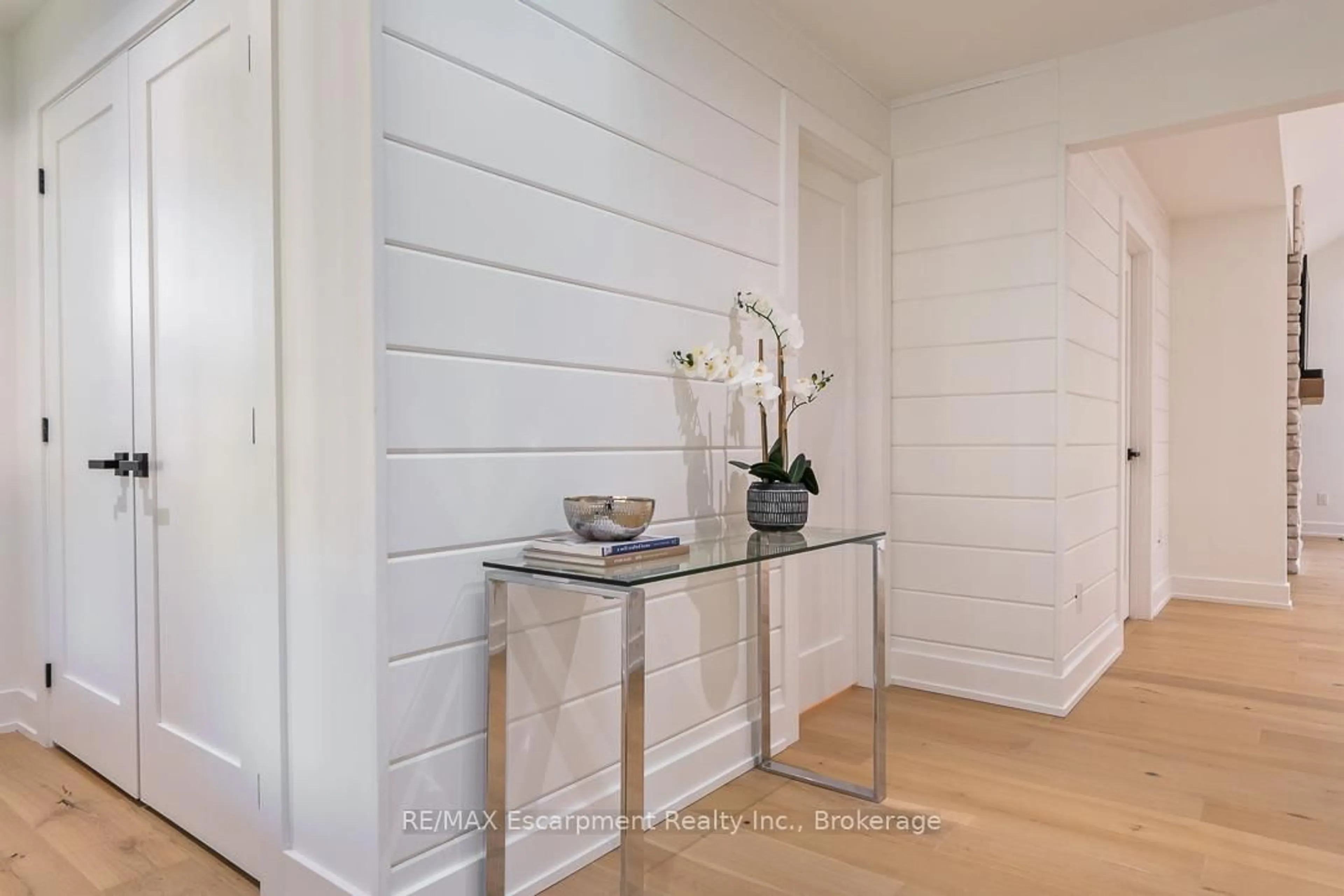 Indoor entryway for 2282 Fairleigh Pl, Burlington Ontario L7R 1G7