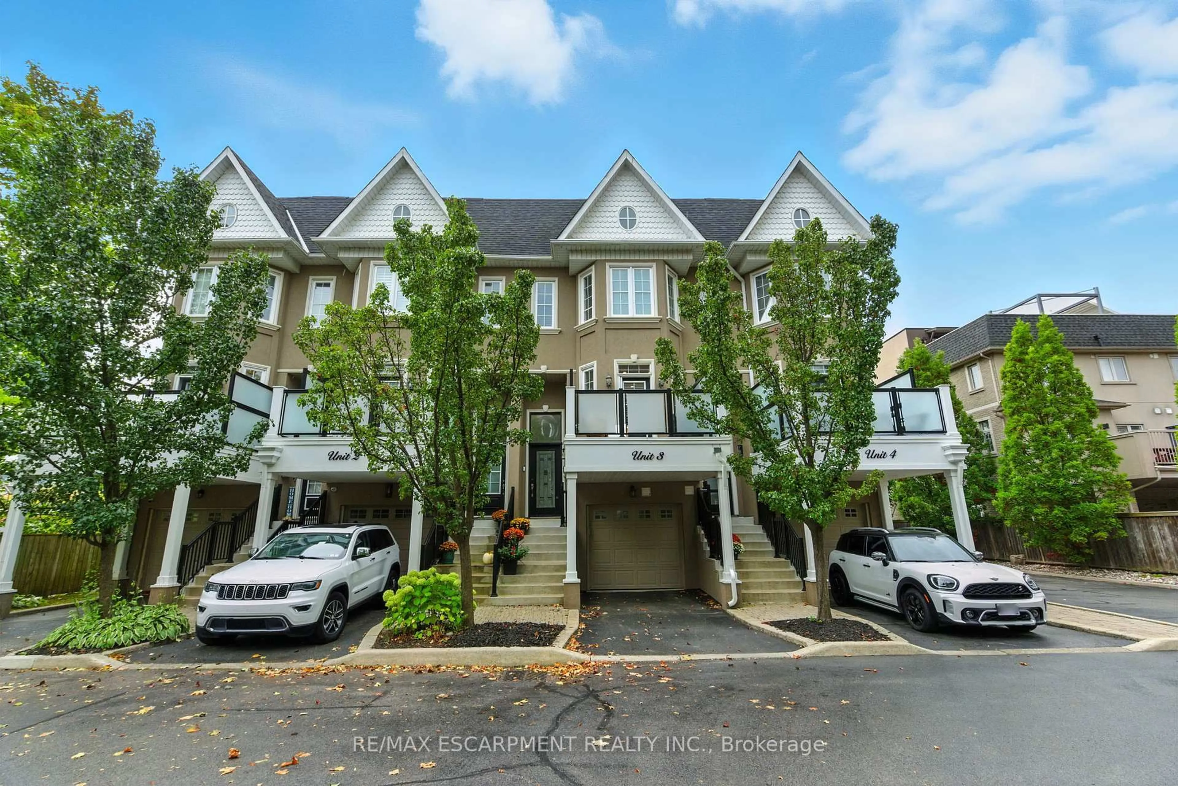 A pic from outside/outdoor area/front of a property/back of a property/a pic from drone, street for 117 Nelson St #3, Oakville Ontario L6L 3J1