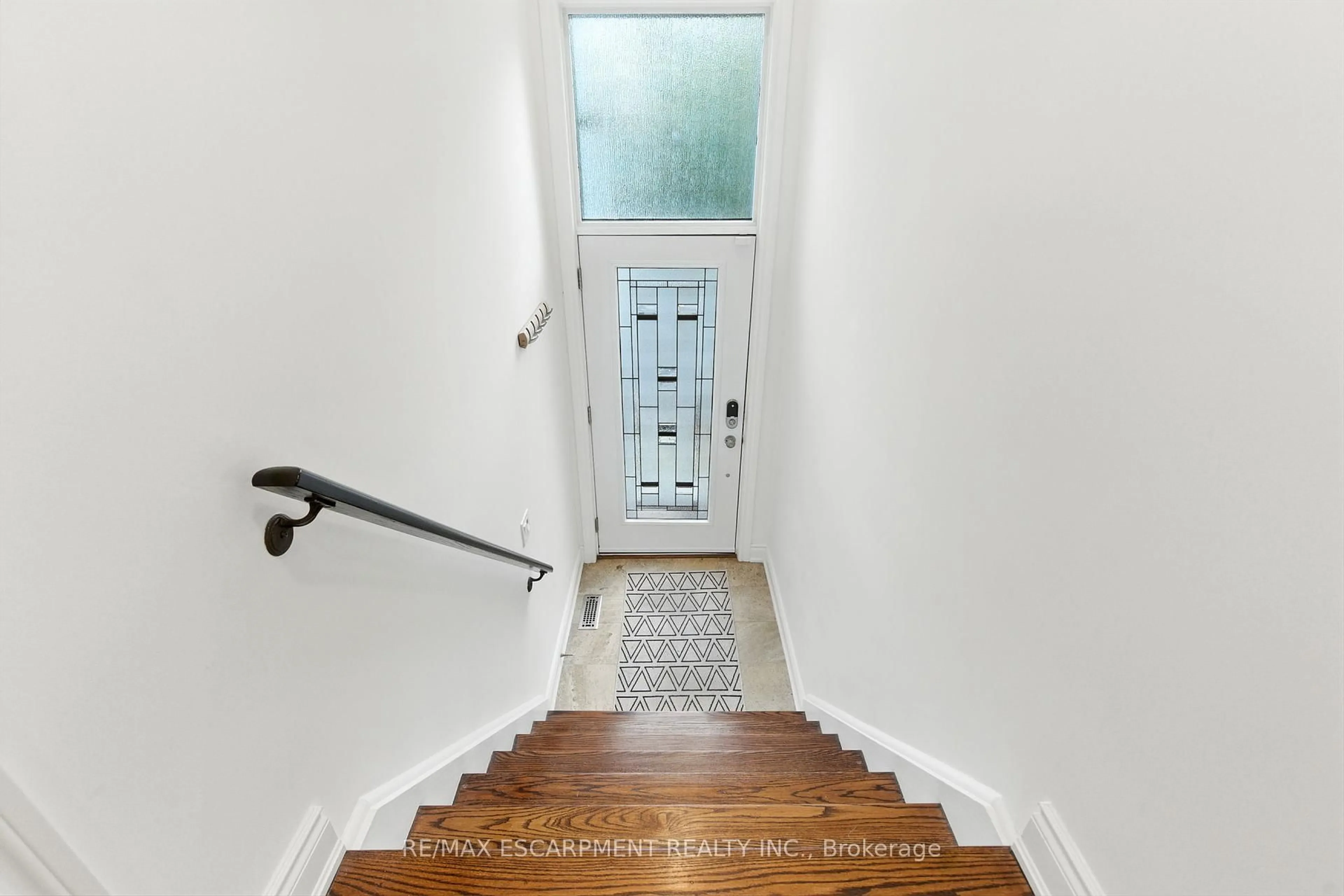 Stairs for 117 Nelson St #3, Oakville Ontario L6L 3J1
