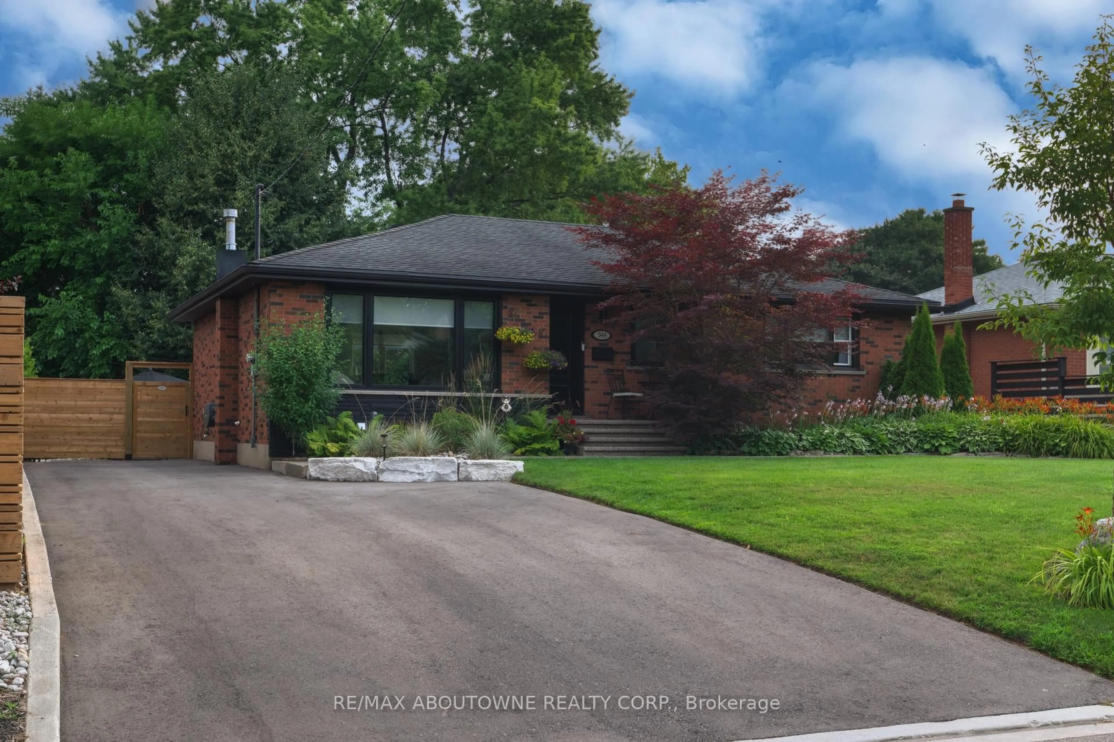 A pic from outside/outdoor area/front of a property/back of a property/a pic from drone, street for 544 Maplehill Dr, Burlington Ontario L7N 2W1