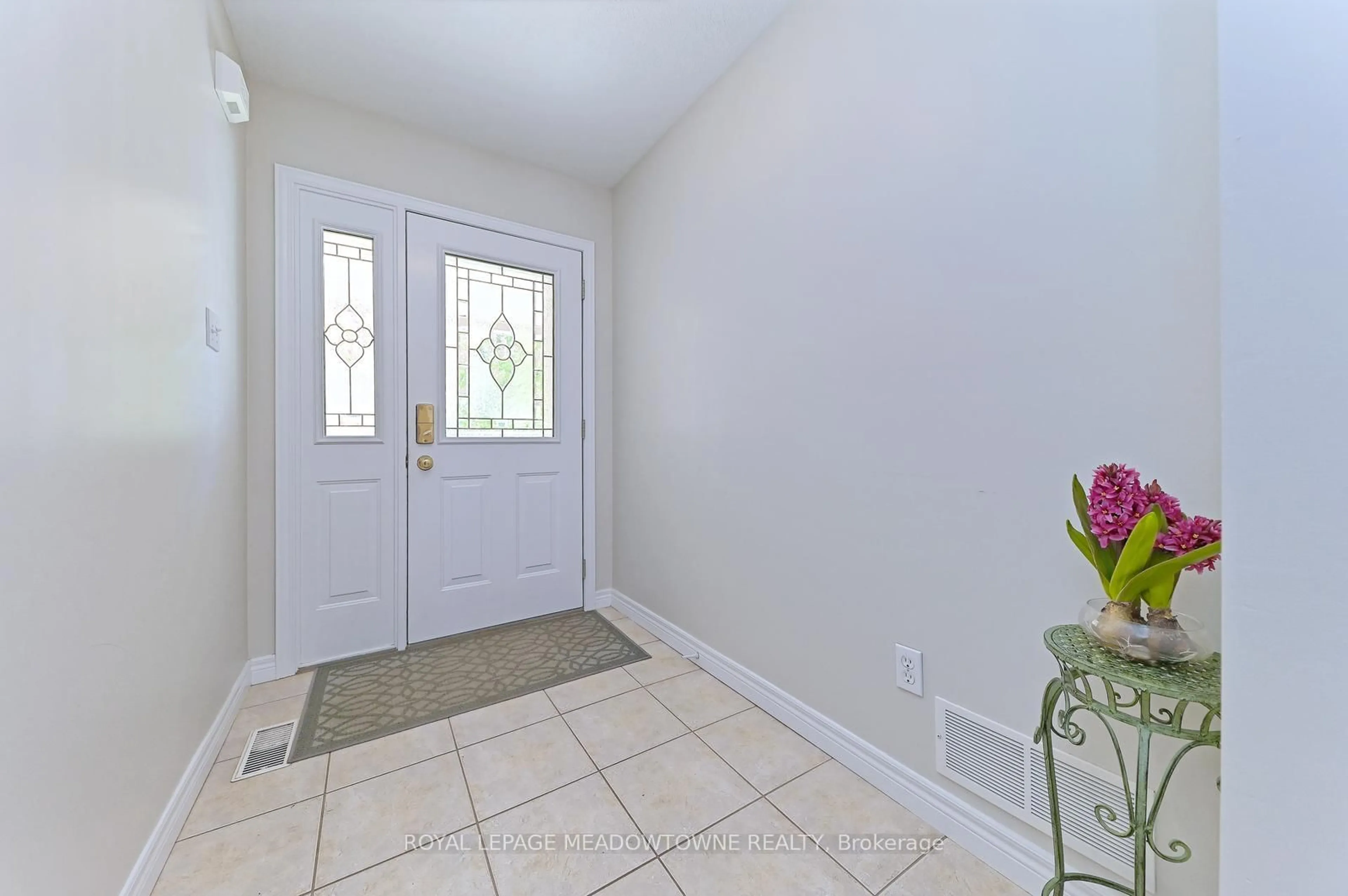 Indoor entryway for 91 Doctor Moore Crt, Halton Hills Ontario L7J 3A7