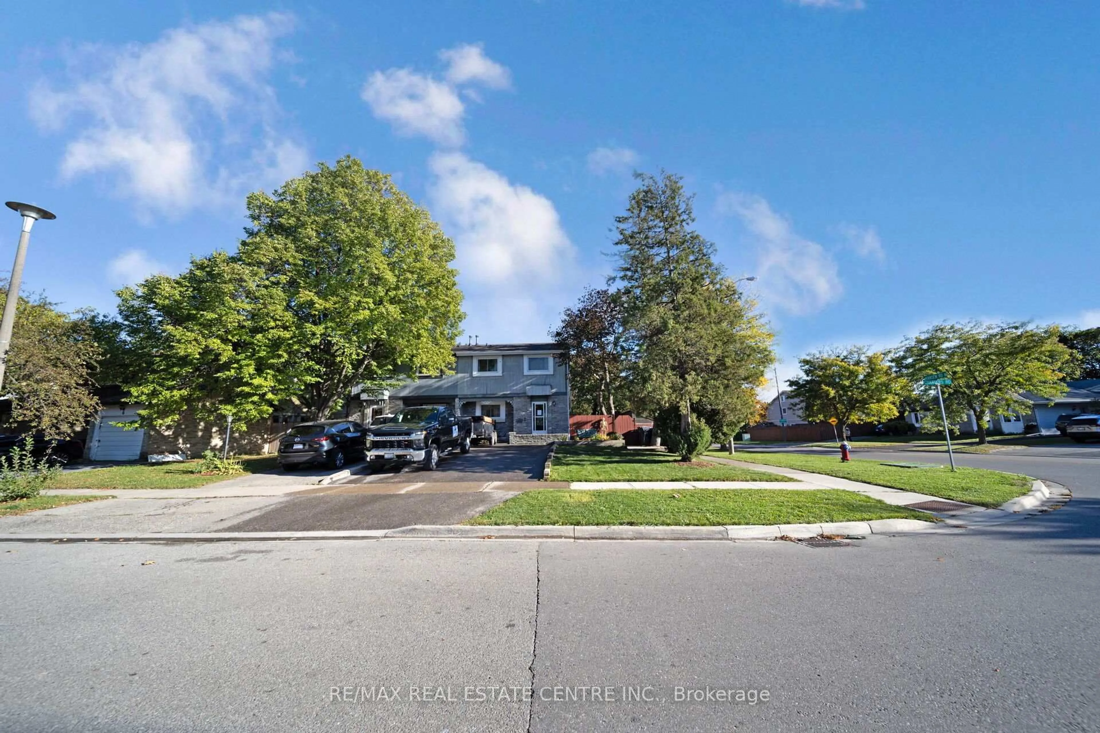 A pic from outside/outdoor area/front of a property/back of a property/a pic from drone, street for 2 Charters Rd, Brampton Ontario L6V 2S5