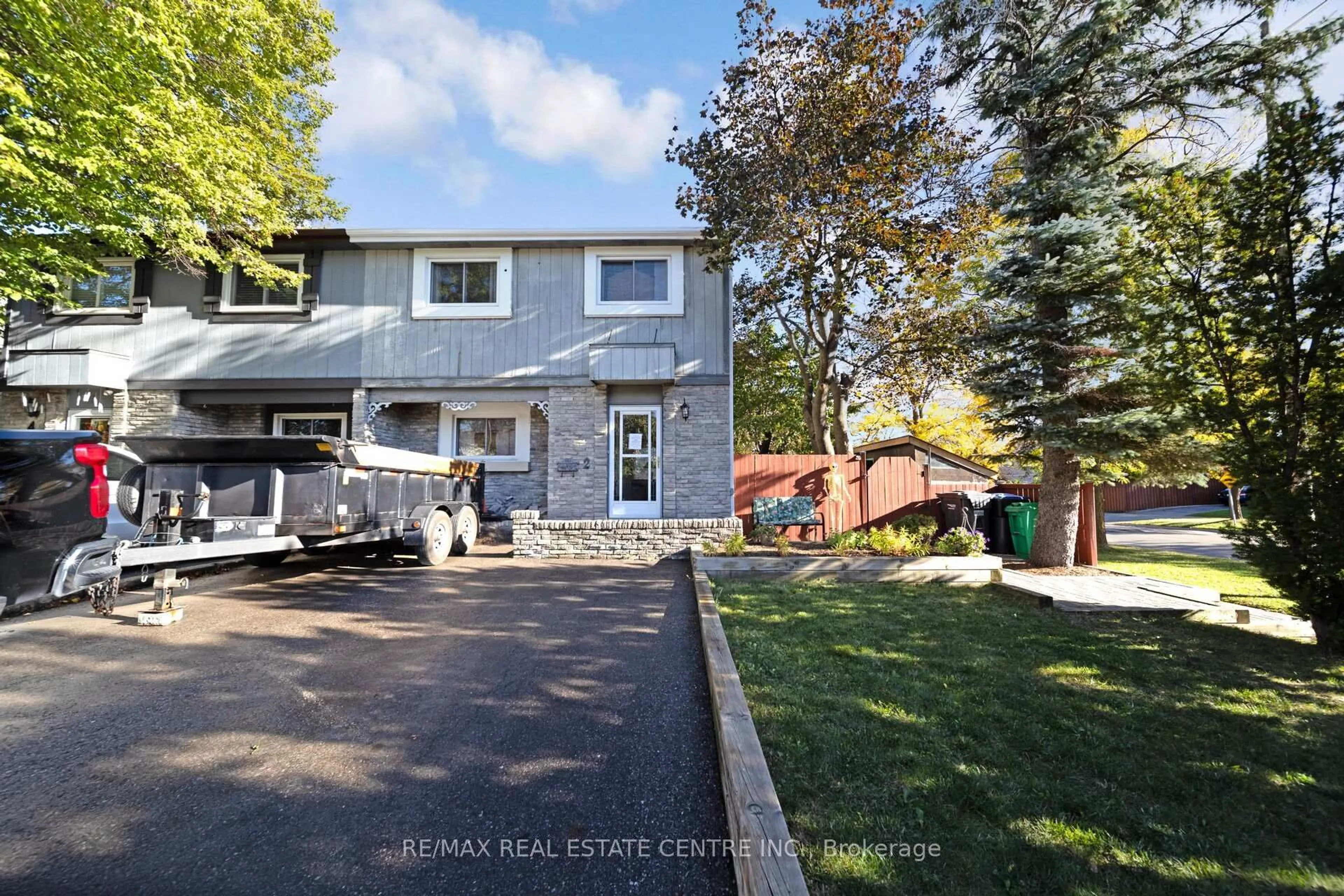 A pic from outside/outdoor area/front of a property/back of a property/a pic from drone, street for 2 Charters Rd, Brampton Ontario L6V 2S5