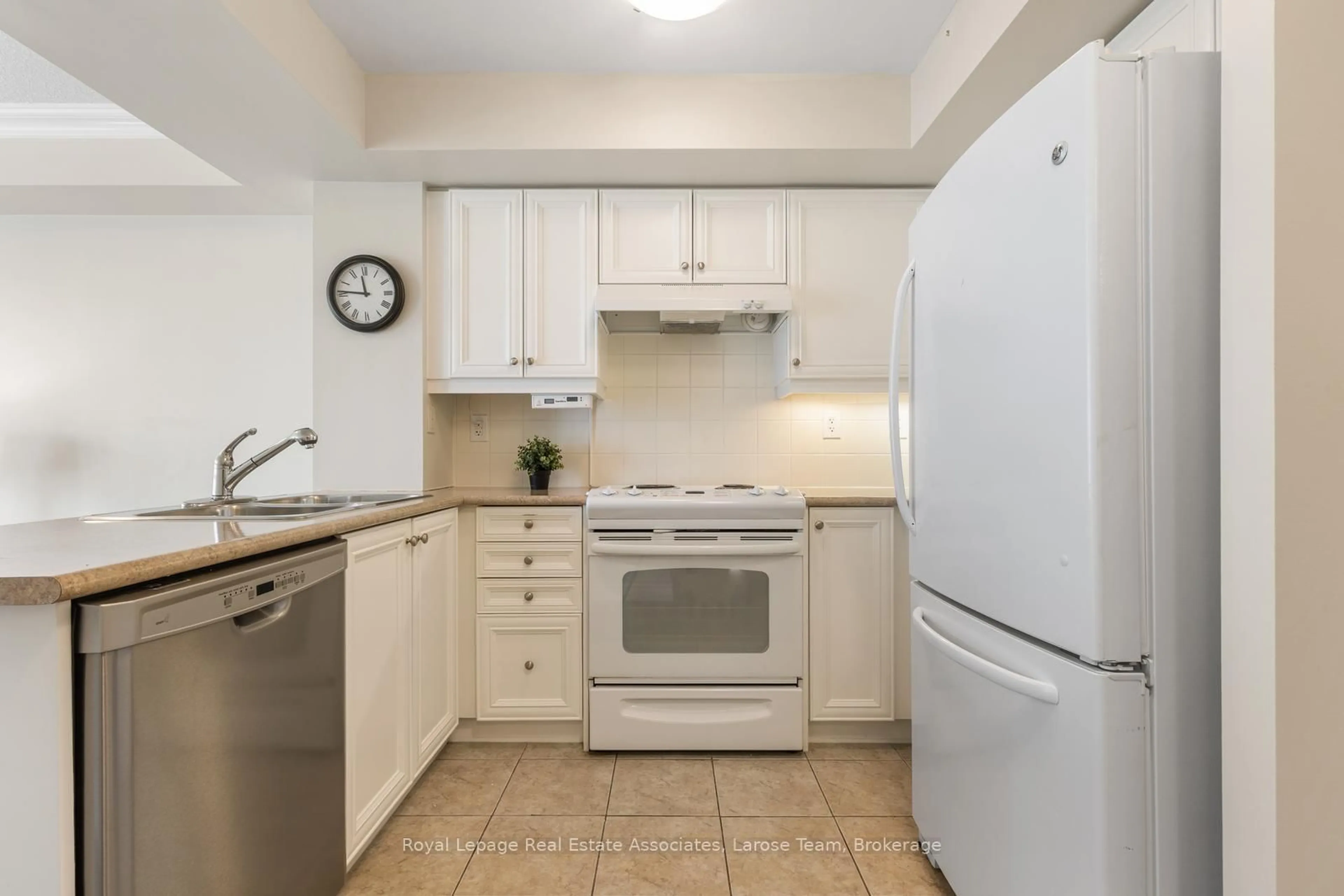Standard kitchen, ceramic/tile floor for 3 Marine Parade Dr #809, Toronto Ontario M8V 3Z5