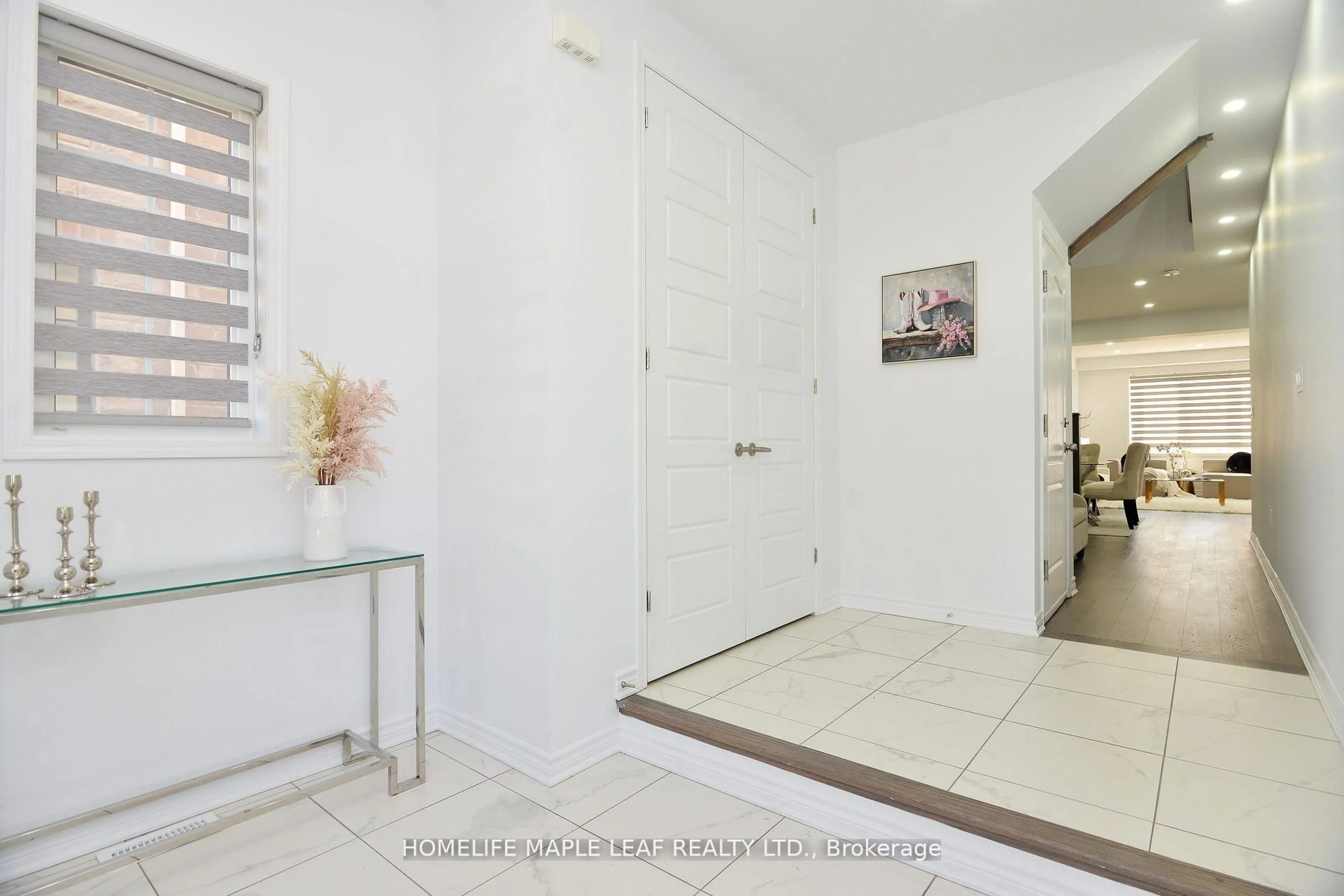 Indoor entryway for 12 Eberly Woods Dr, Caledon Ontario L7C 4H8