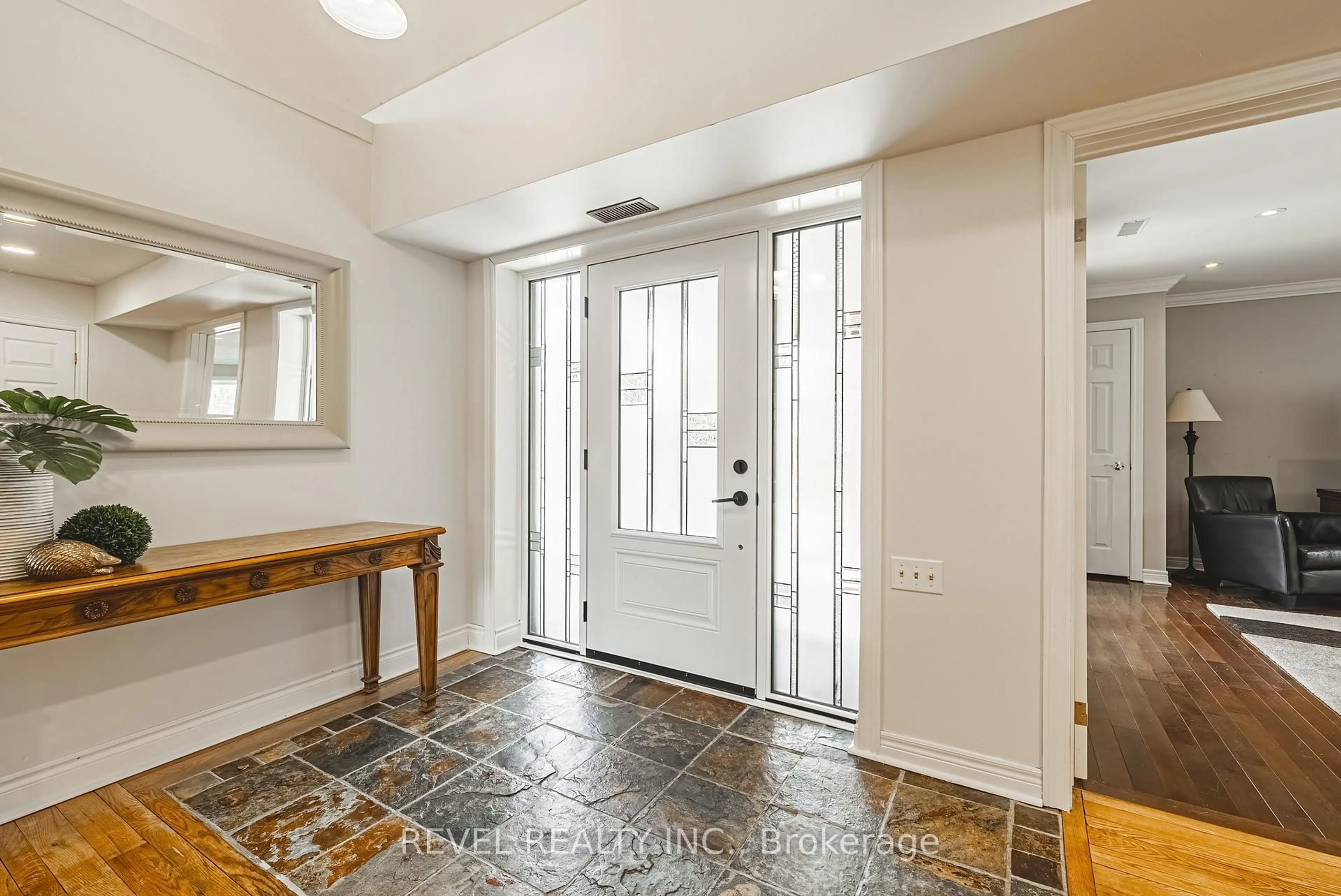 Indoor entryway for 1325 3 Sdrd, Milton Ontario L0P 1B0