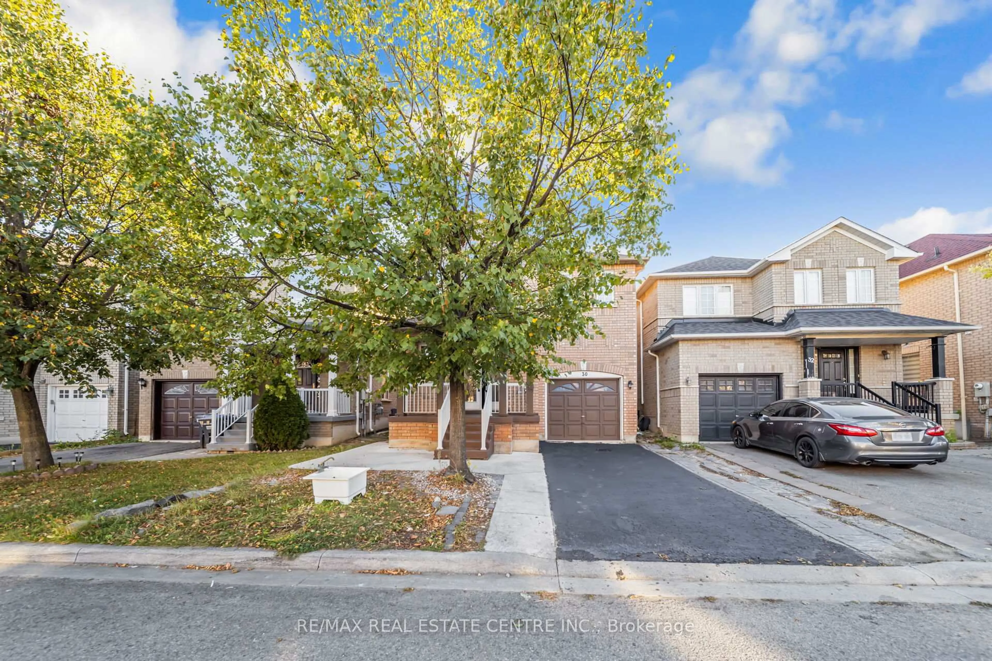 A pic from outside/outdoor area/front of a property/back of a property/a pic from drone, street for 30 Florence Dr, Brampton Ontario L7A 2M2