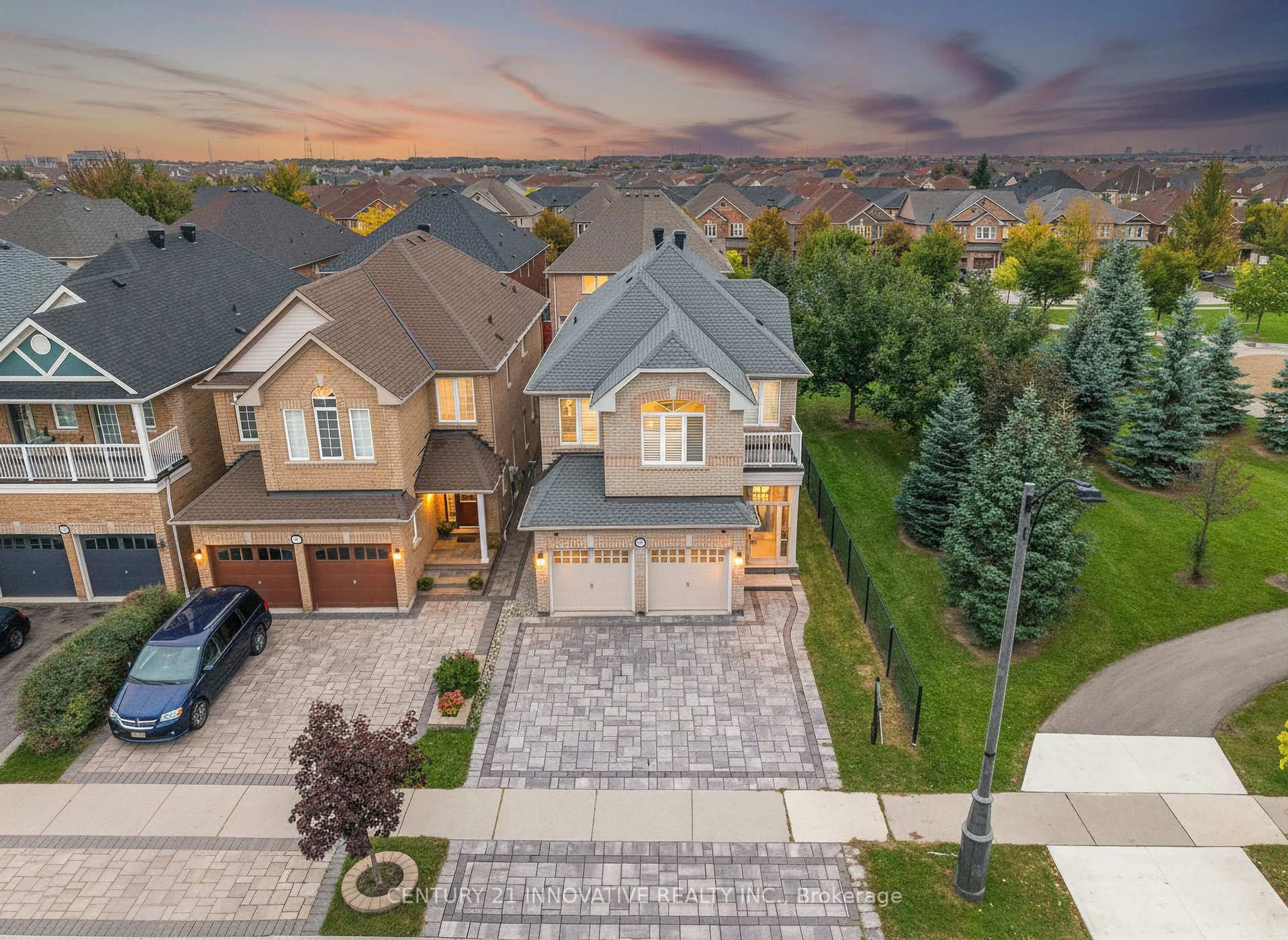 A pic from outside/outdoor area/front of a property/back of a property/a pic from drone, street for 3265 Cabano Cres, Mississauga Ontario L5M 0B9