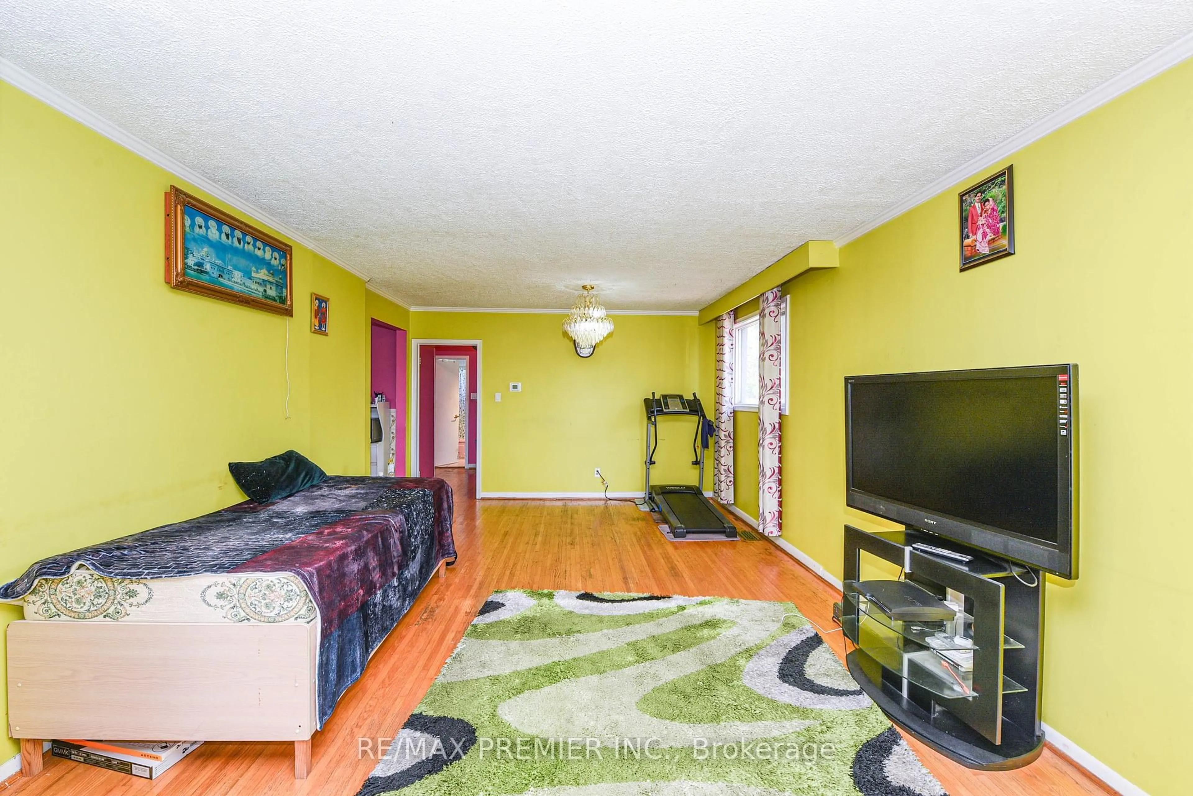 Living room with furniture, unknown for 35 Taysham Cres, Toronto Ontario M9V 1X1