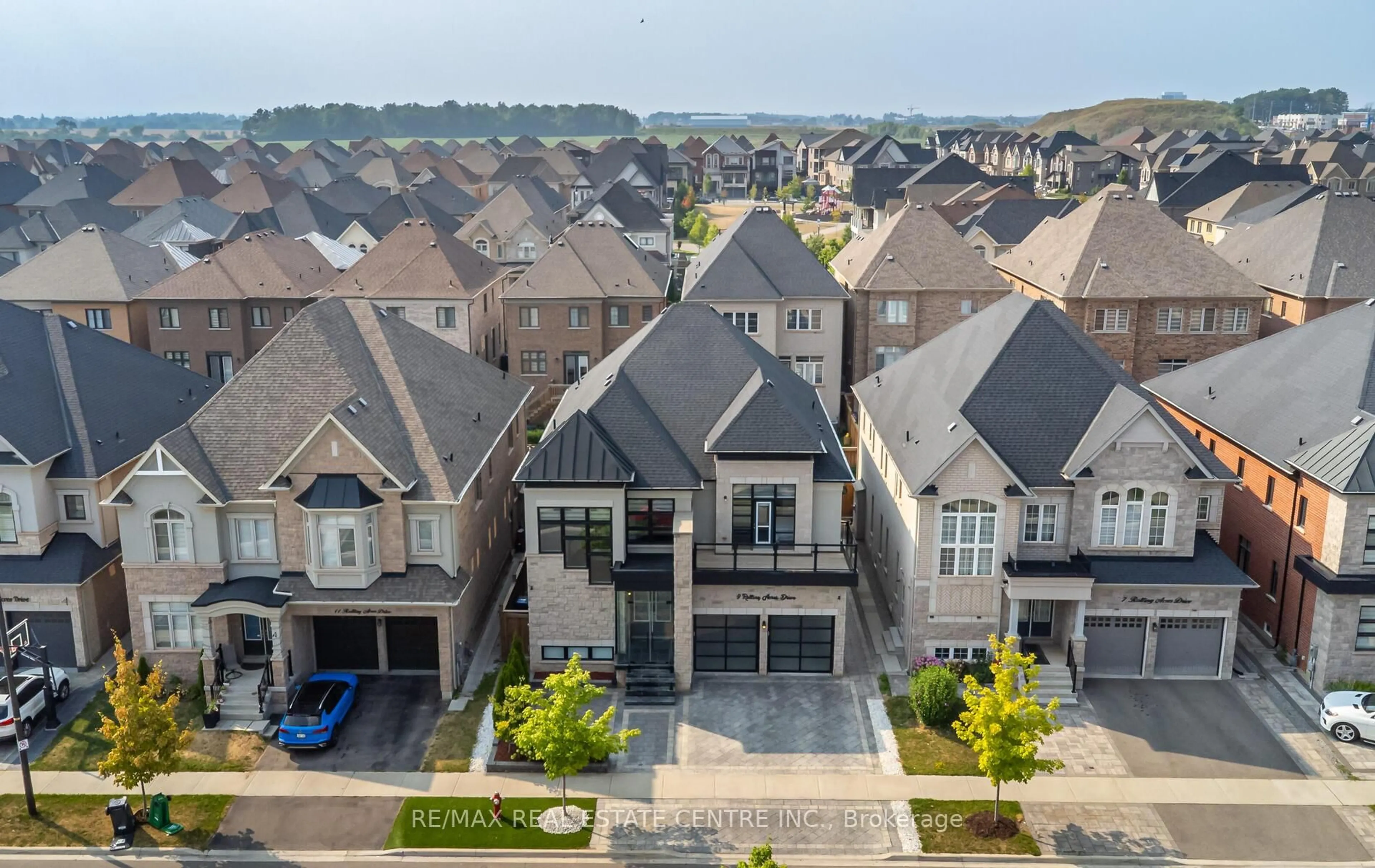 A pic from outside/outdoor area/front of a property/back of a property/a pic from drone, street for 9 Rolling Acres Rd, Brampton Ontario L6X 5P3