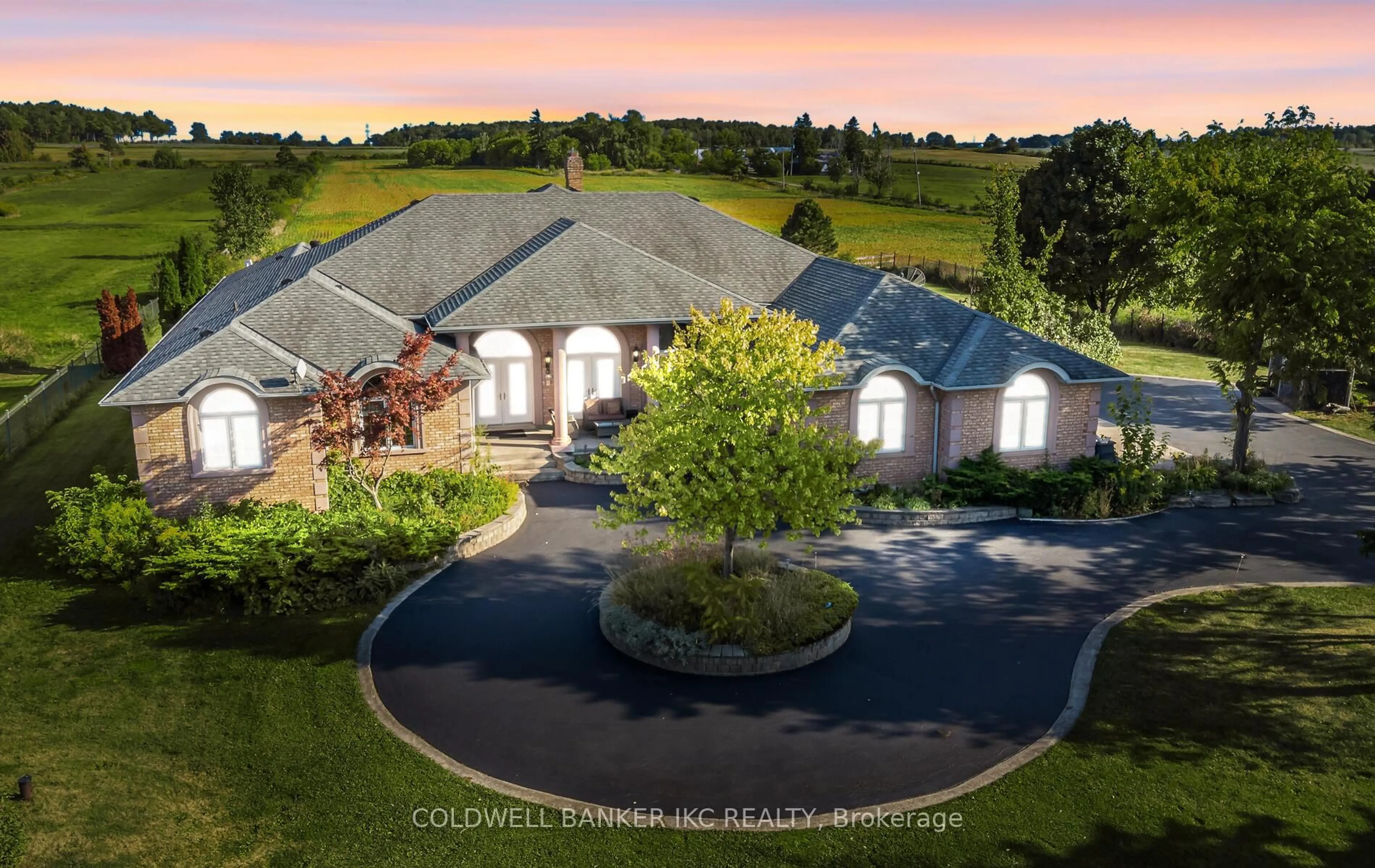 A pic from outside/outdoor area/front of a property/back of a property/a pic from drone, unknown for 2738 Lower Base Line St, Milton Ontario L9T 2X5