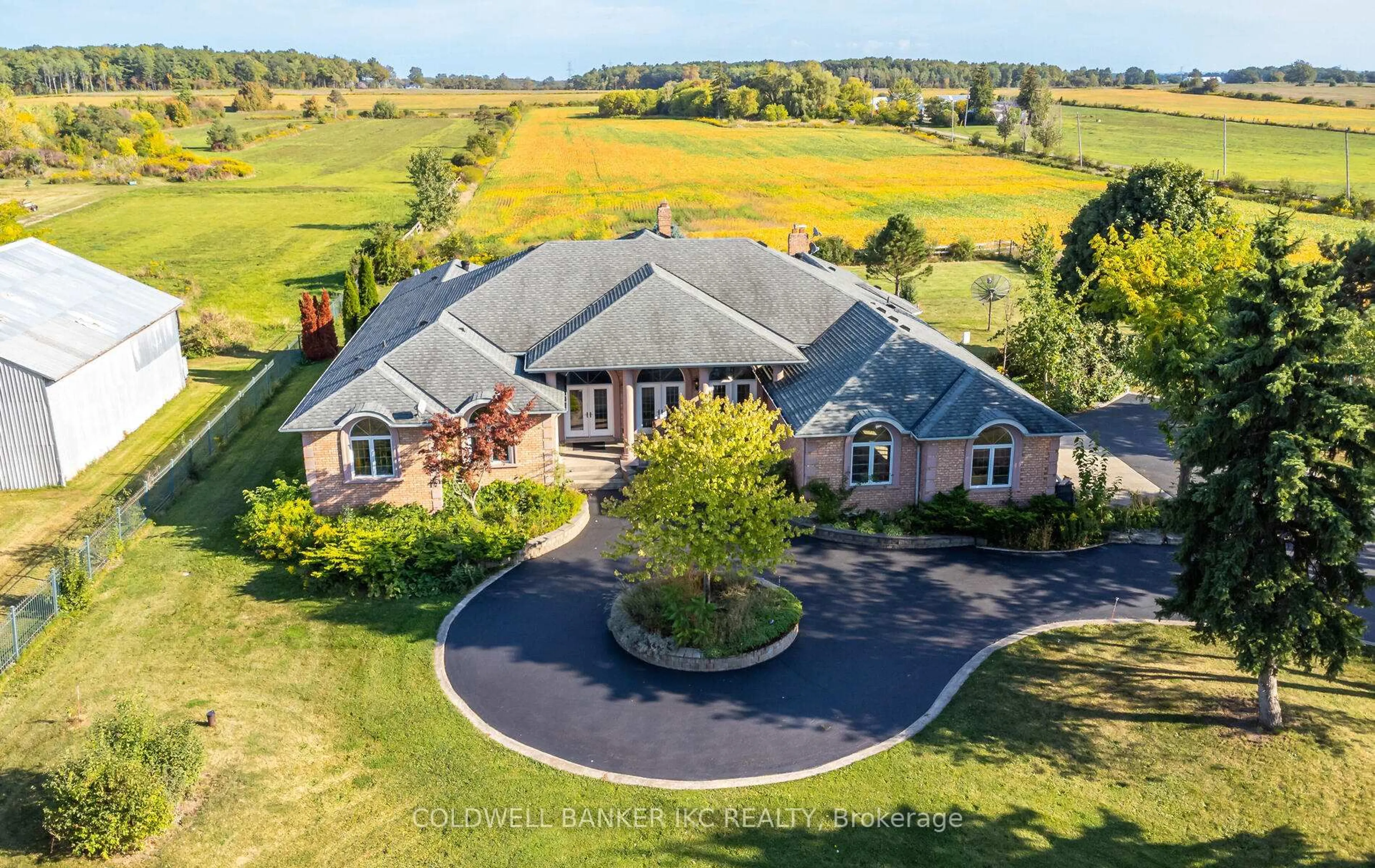 A pic from outside/outdoor area/front of a property/back of a property/a pic from drone, water/lake/river/ocean view for 2738 Lower Base Line St, Milton Ontario L9T 2X5