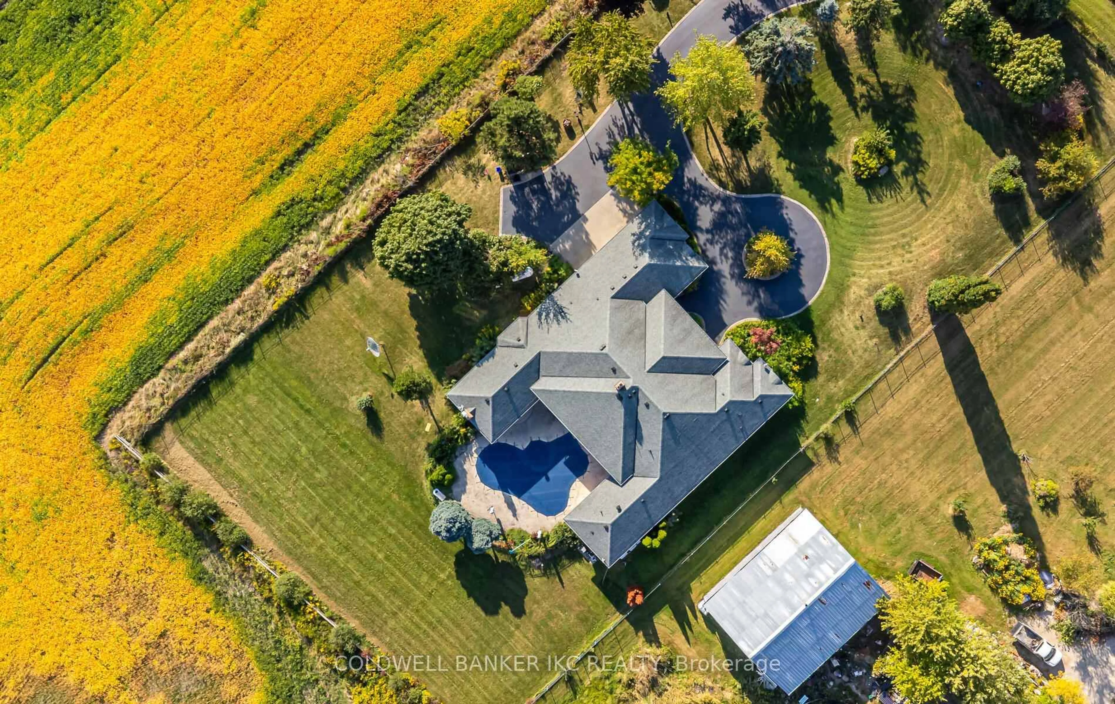 A pic from outside/outdoor area/front of a property/back of a property/a pic from drone, unknown for 2738 Lower Base Line St, Milton Ontario L9T 2X5