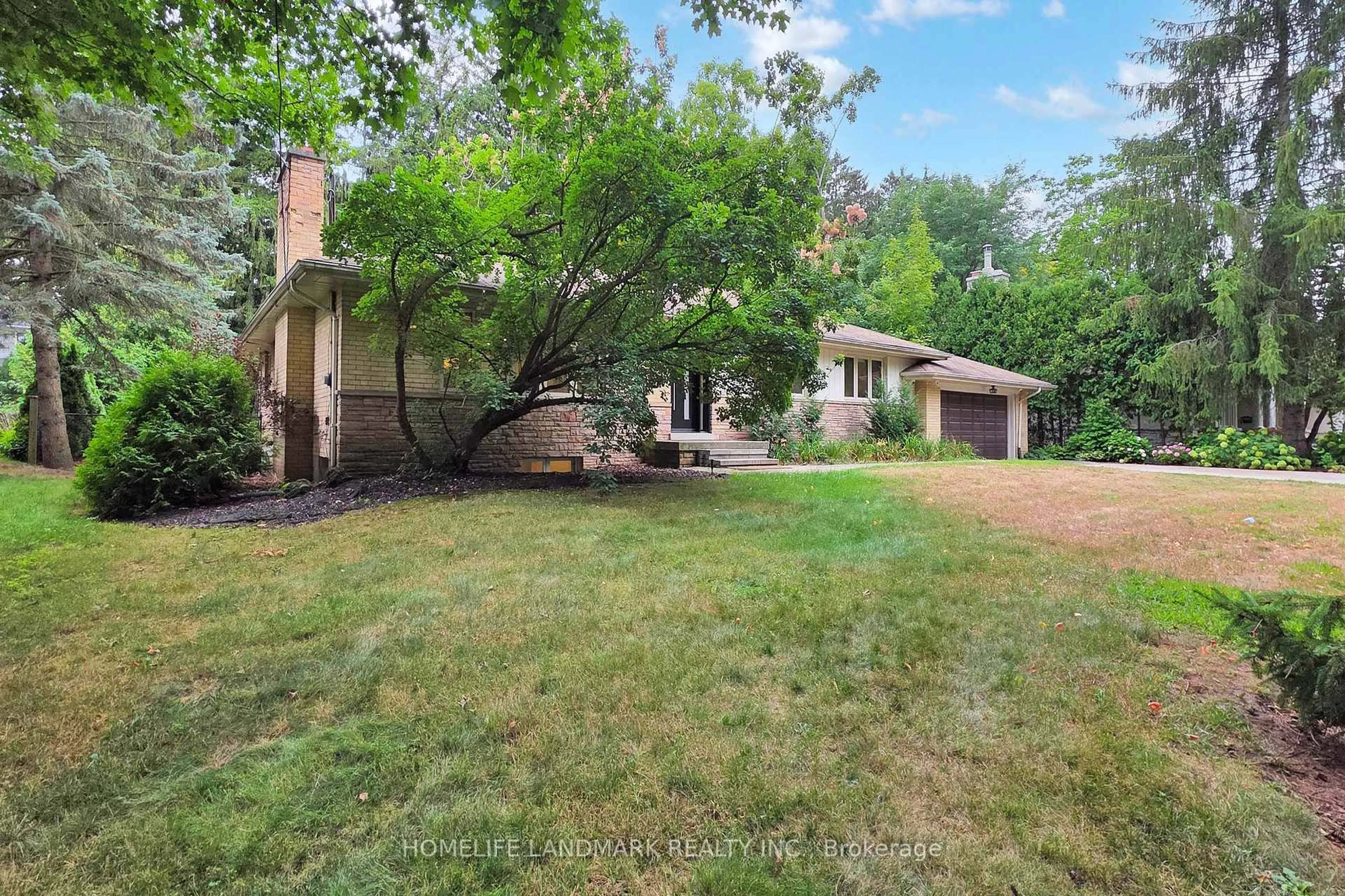 A pic from outside/outdoor area/front of a property/back of a property/a pic from drone, unknown for 456 Chamberlain Lane, Oakville Ontario L6J 4H5