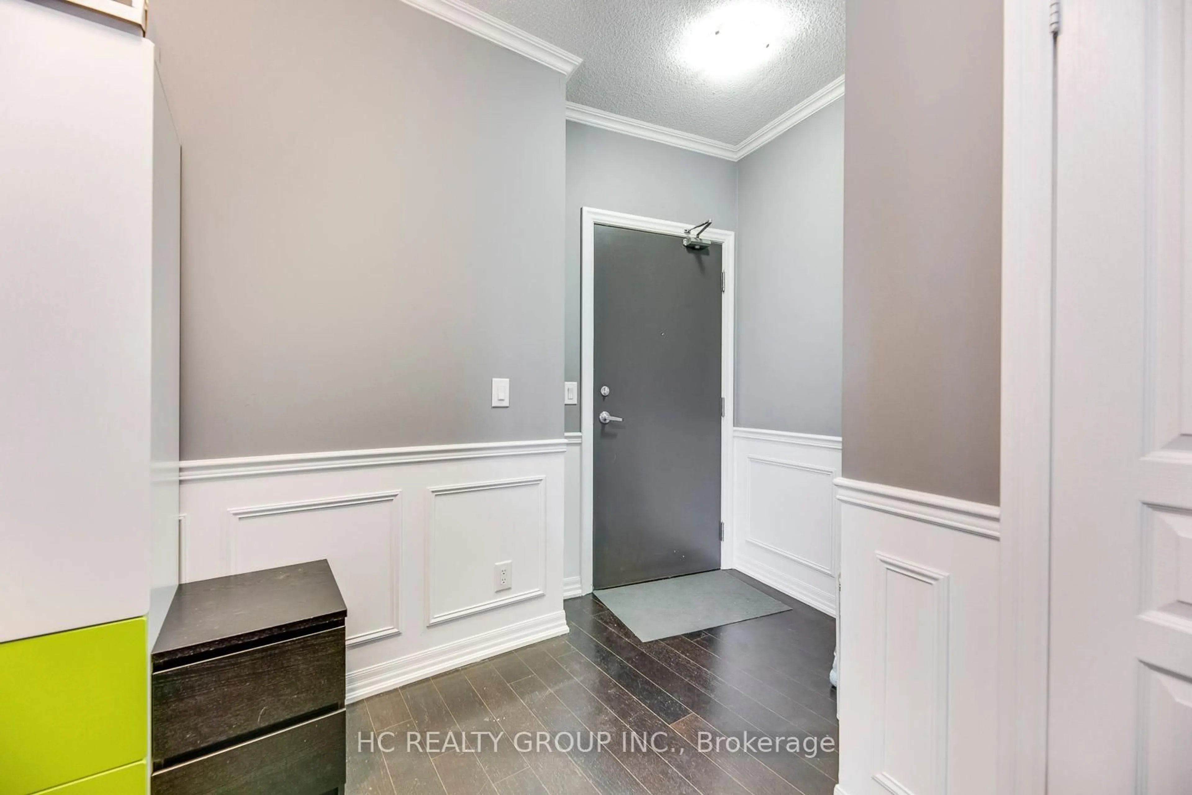 Indoor entryway for 223 Webb Dr #1804, Mississauga Ontario L5B 0E8