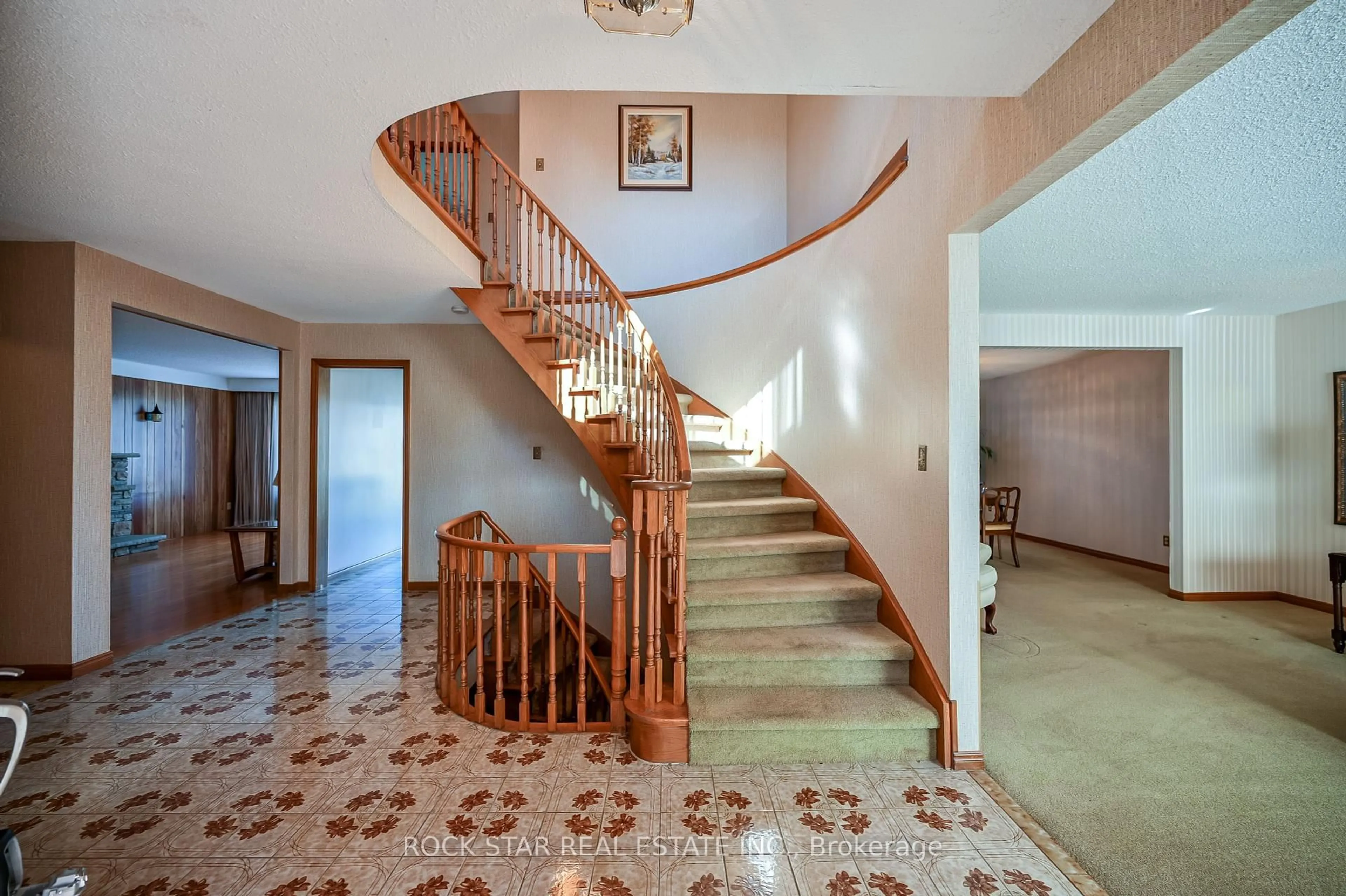 Indoor foyer for 321 Creelman Rd, Mississauga Ontario L5A 4A6