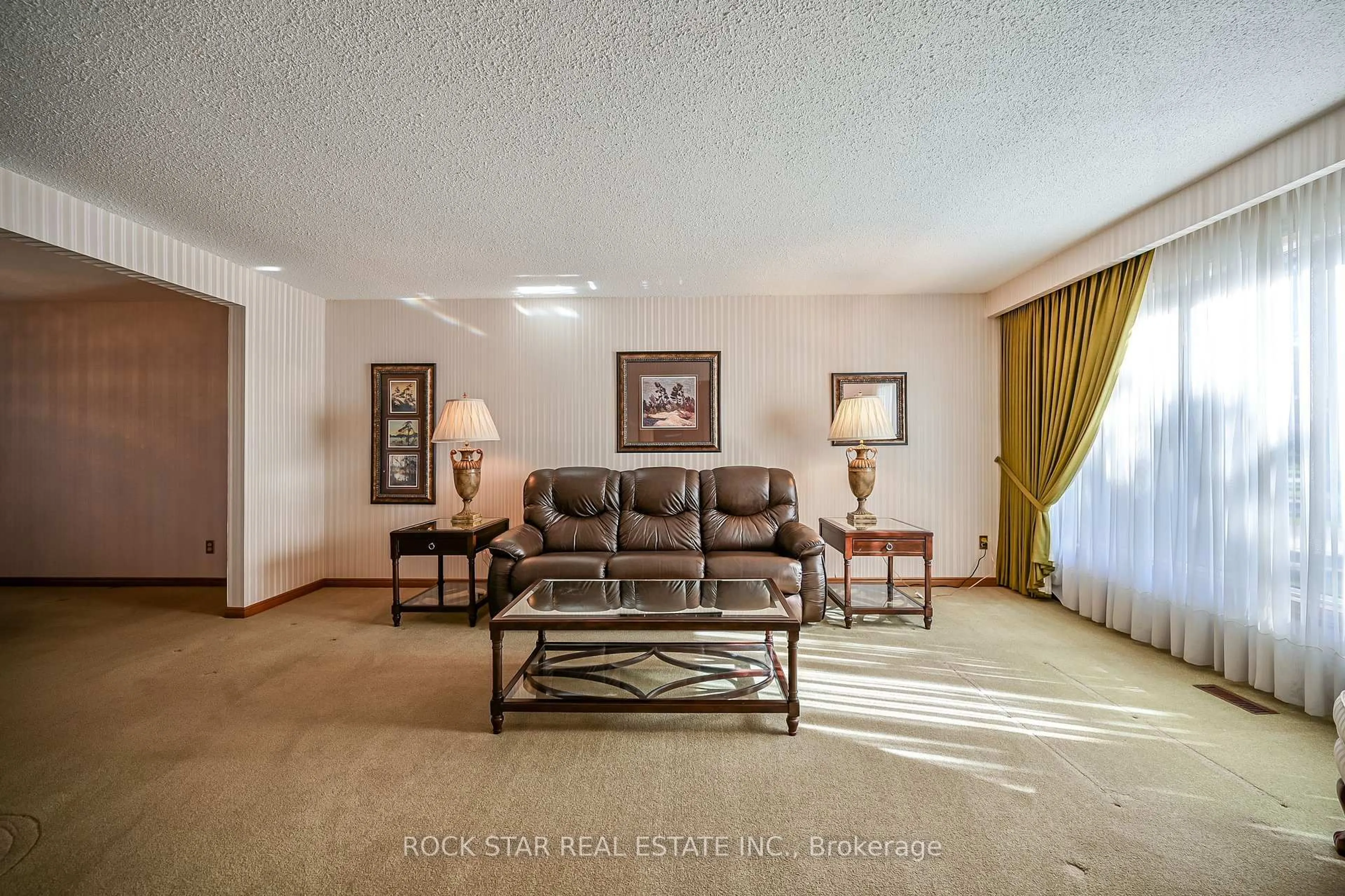 Living room with furniture, unknown for 321 Creelman Rd, Mississauga Ontario L5A 4A6